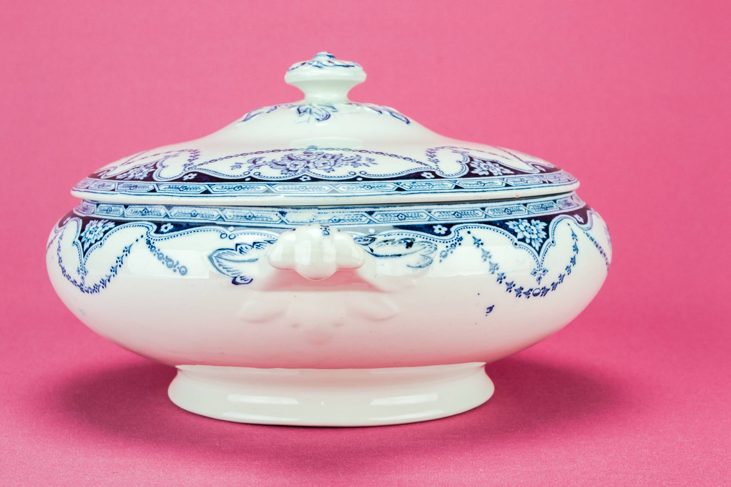 Neo-classical Pottery Round — Blue pottery bowl and lid 1