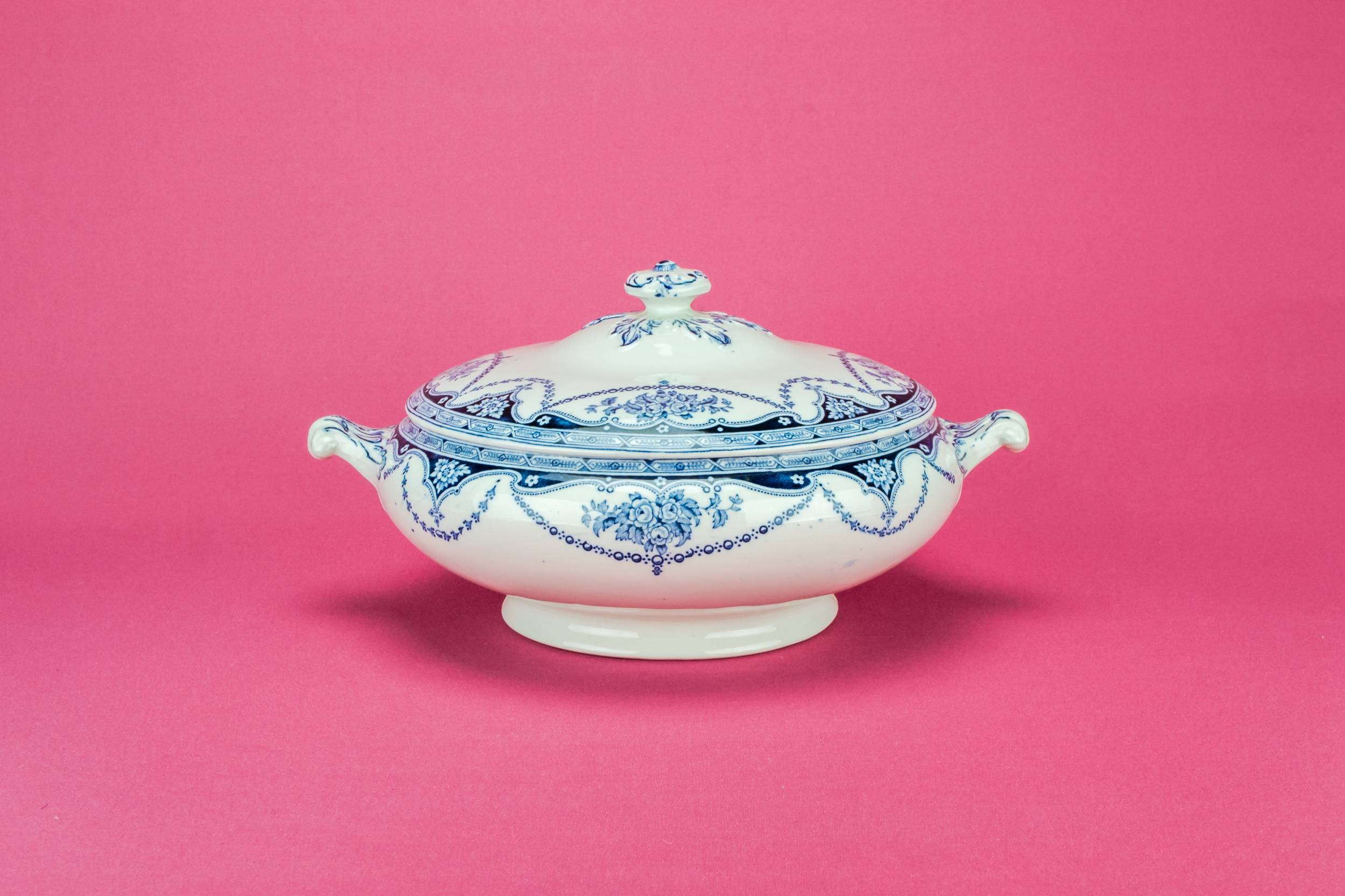 Neo-classical Pottery Round — Blue pottery bowl and lid