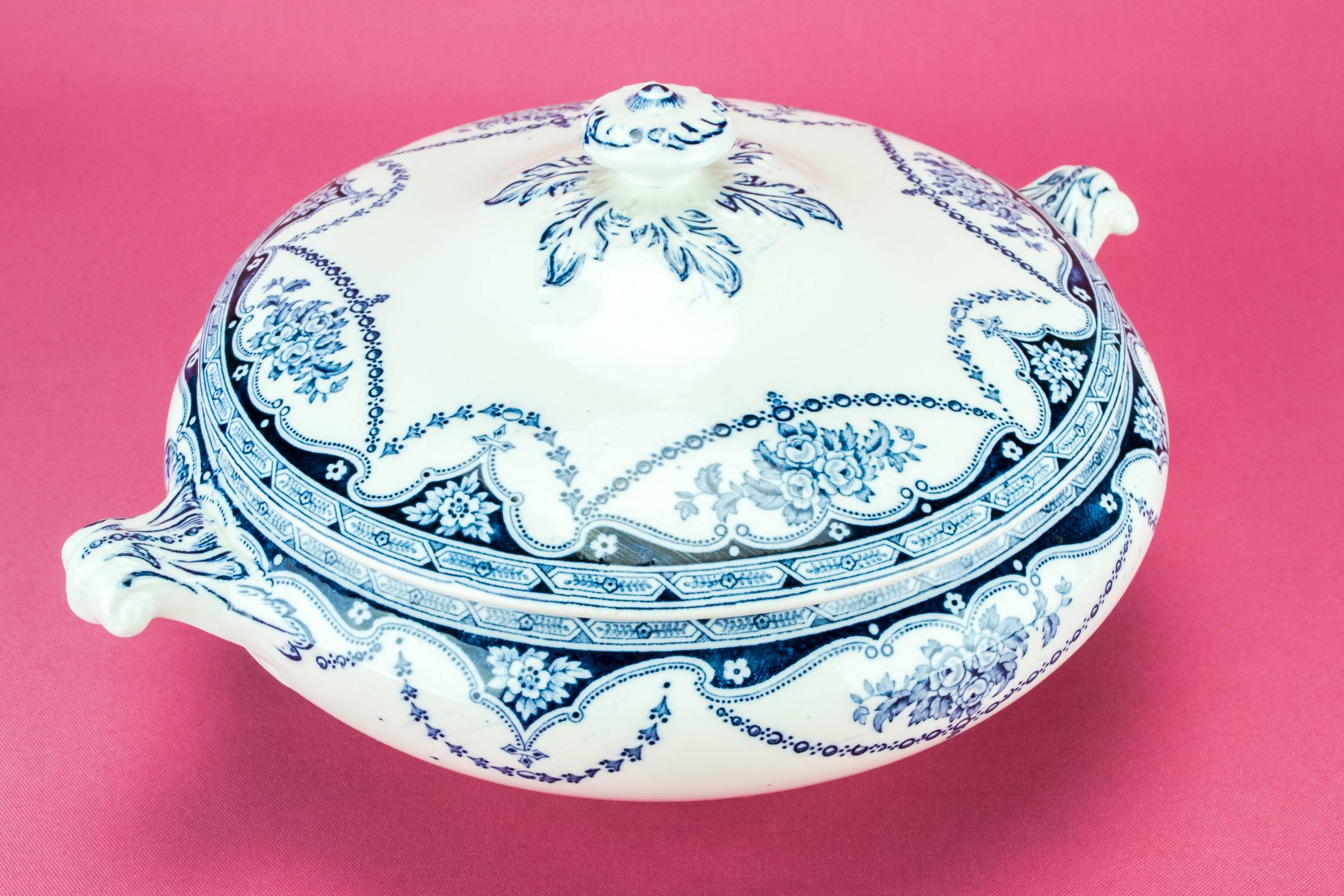 Neo-classical Pottery Round — Blue pottery bowl and lid 2