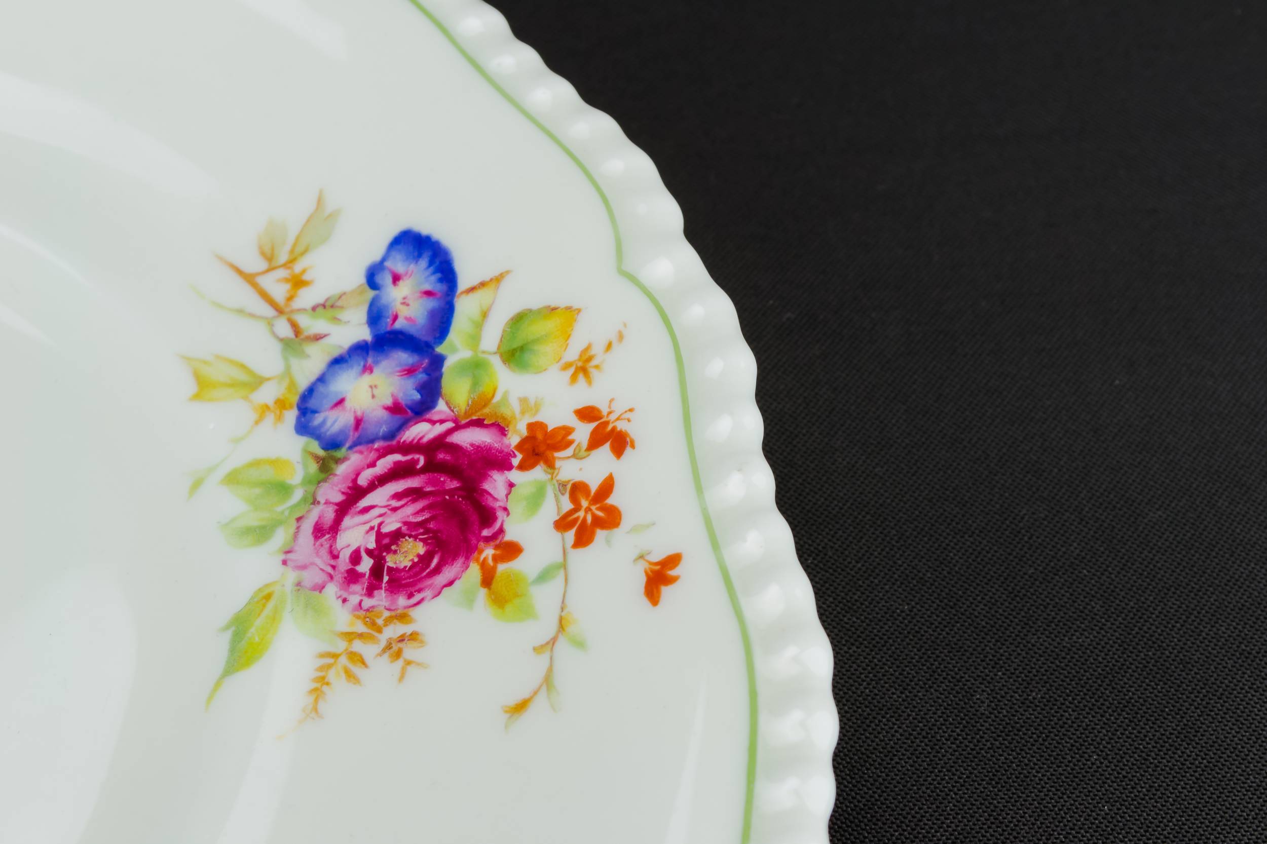 Beautiful Porcelain Royal — Gadrooned cake plate 1