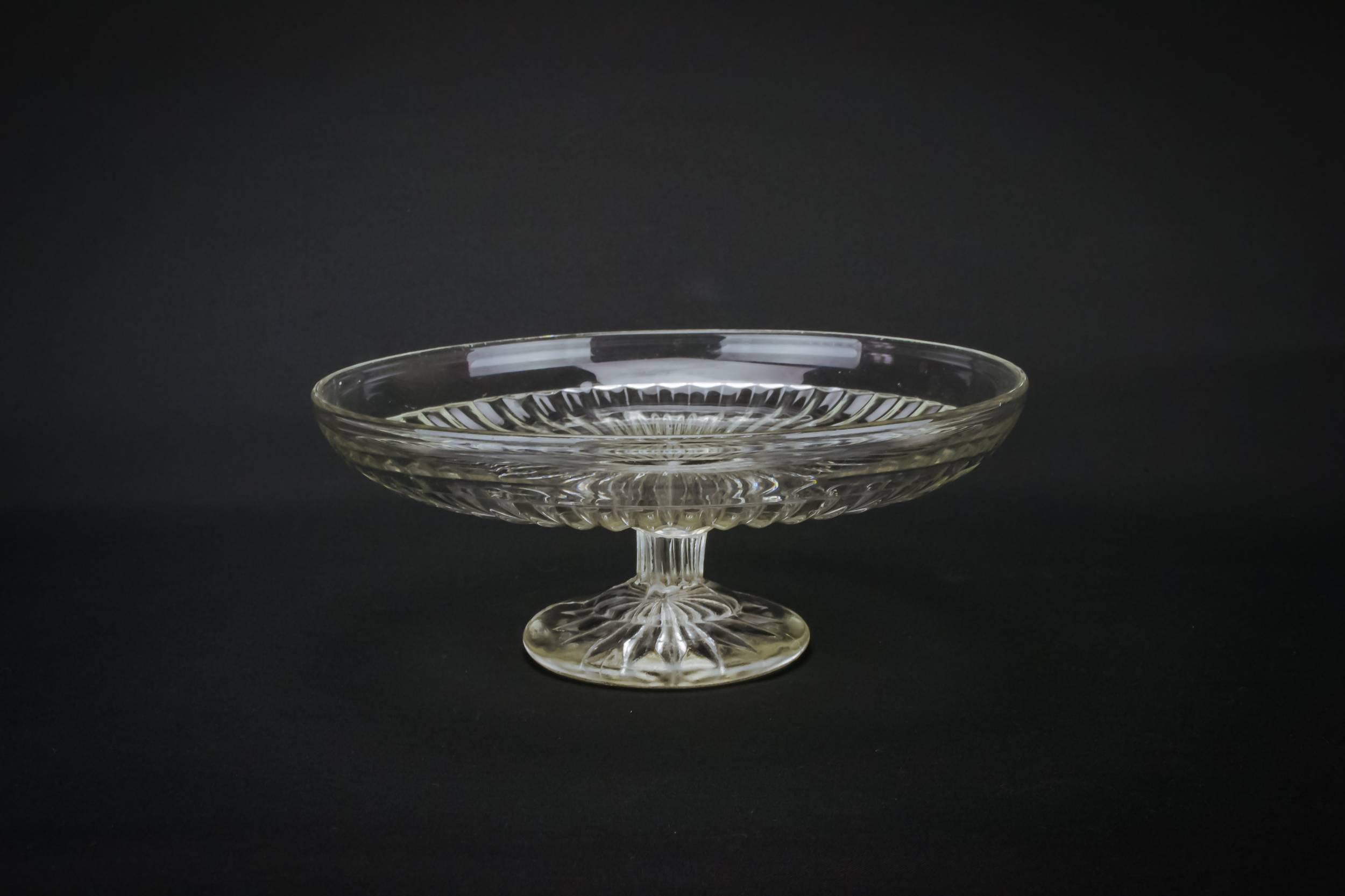 Vintage Art Deco — Glass ribbed cake stand