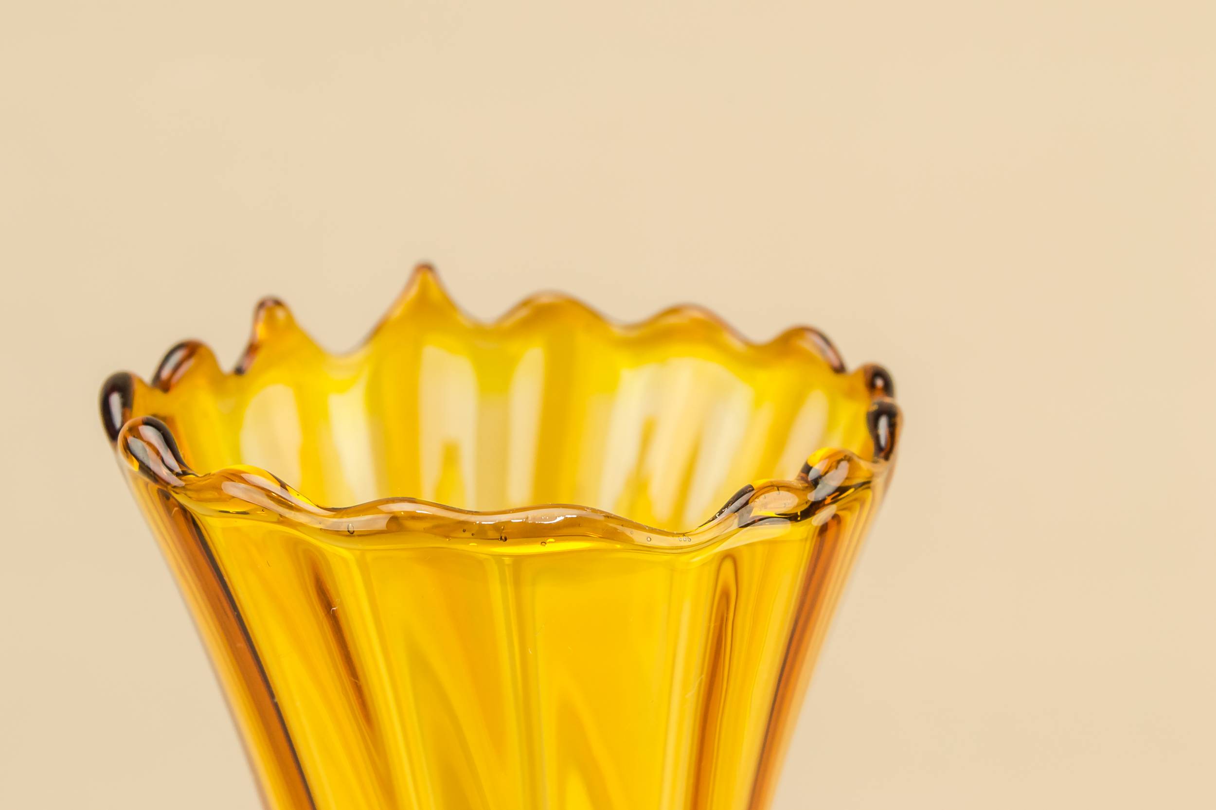 Slick Vintage Swirl — Amber glass vase 1