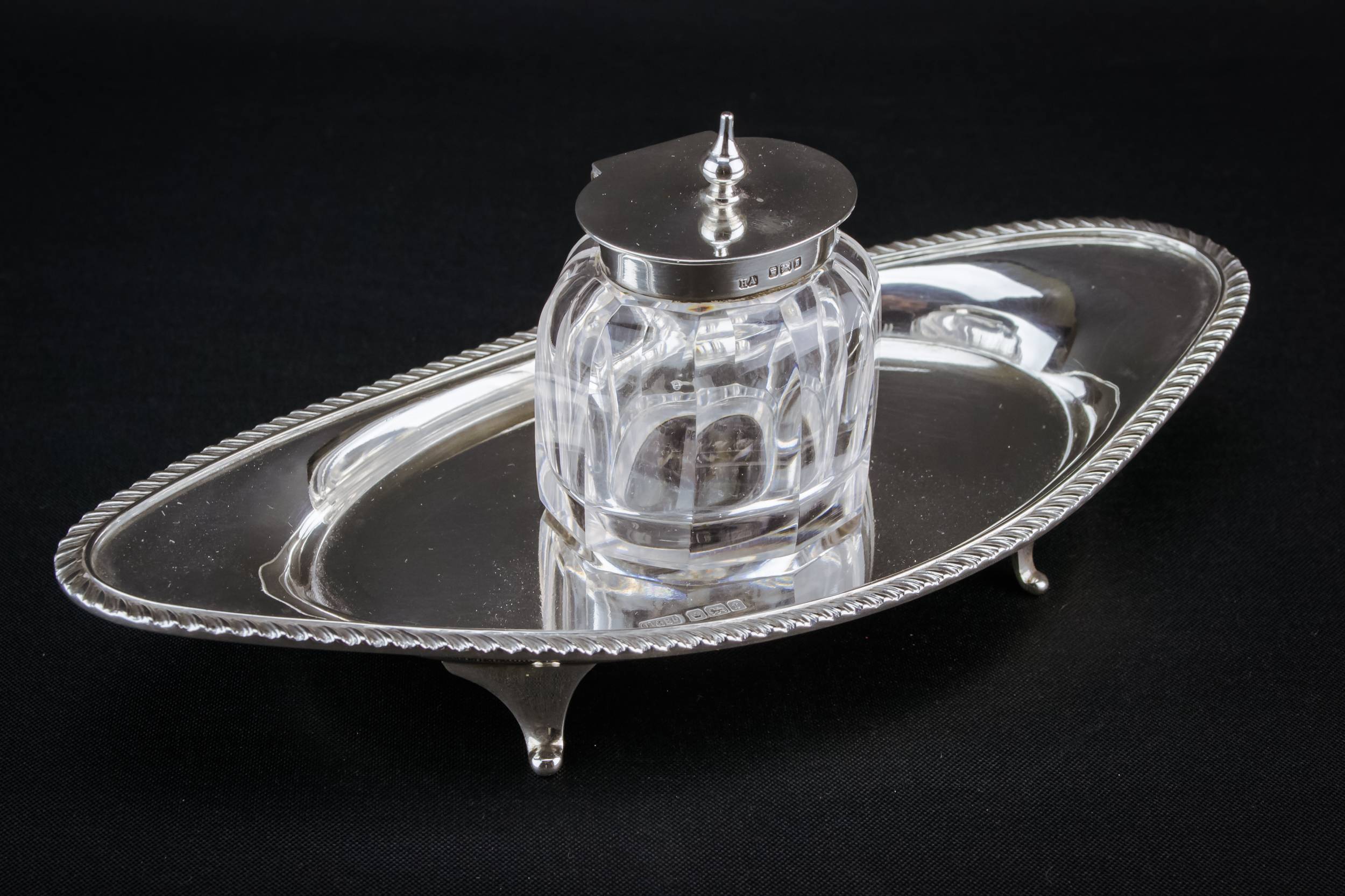Neo-classical Antique Gadrooned — Elegant silver inkwell 1