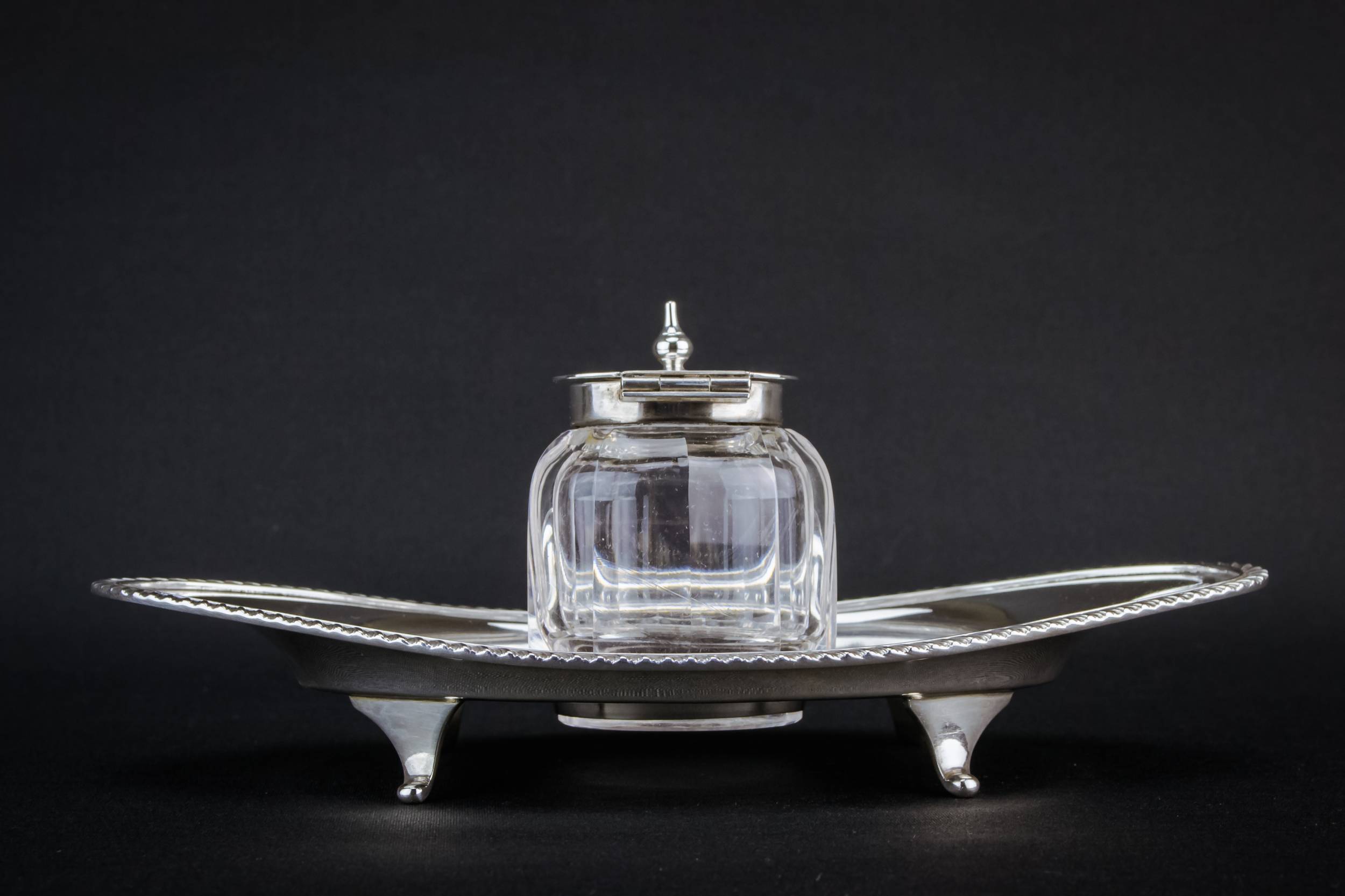 Neo-classical Antique Gadrooned — Elegant silver inkwell 2