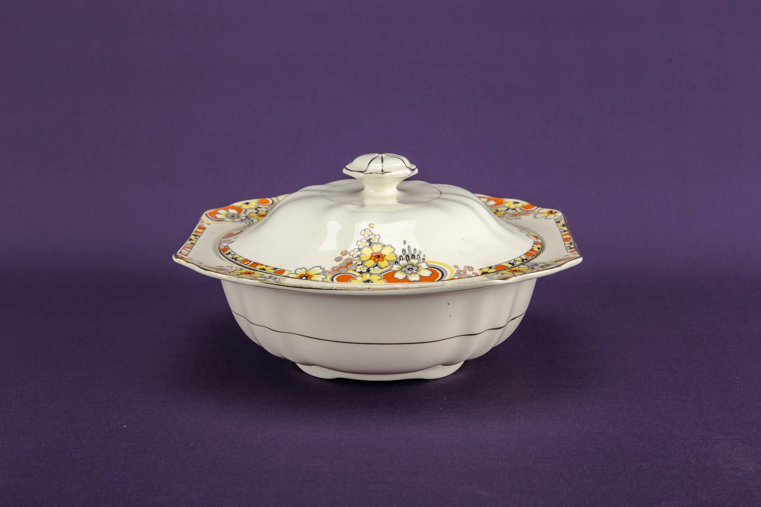 Ceramic Vintage Ford — Floral ceramic tureen