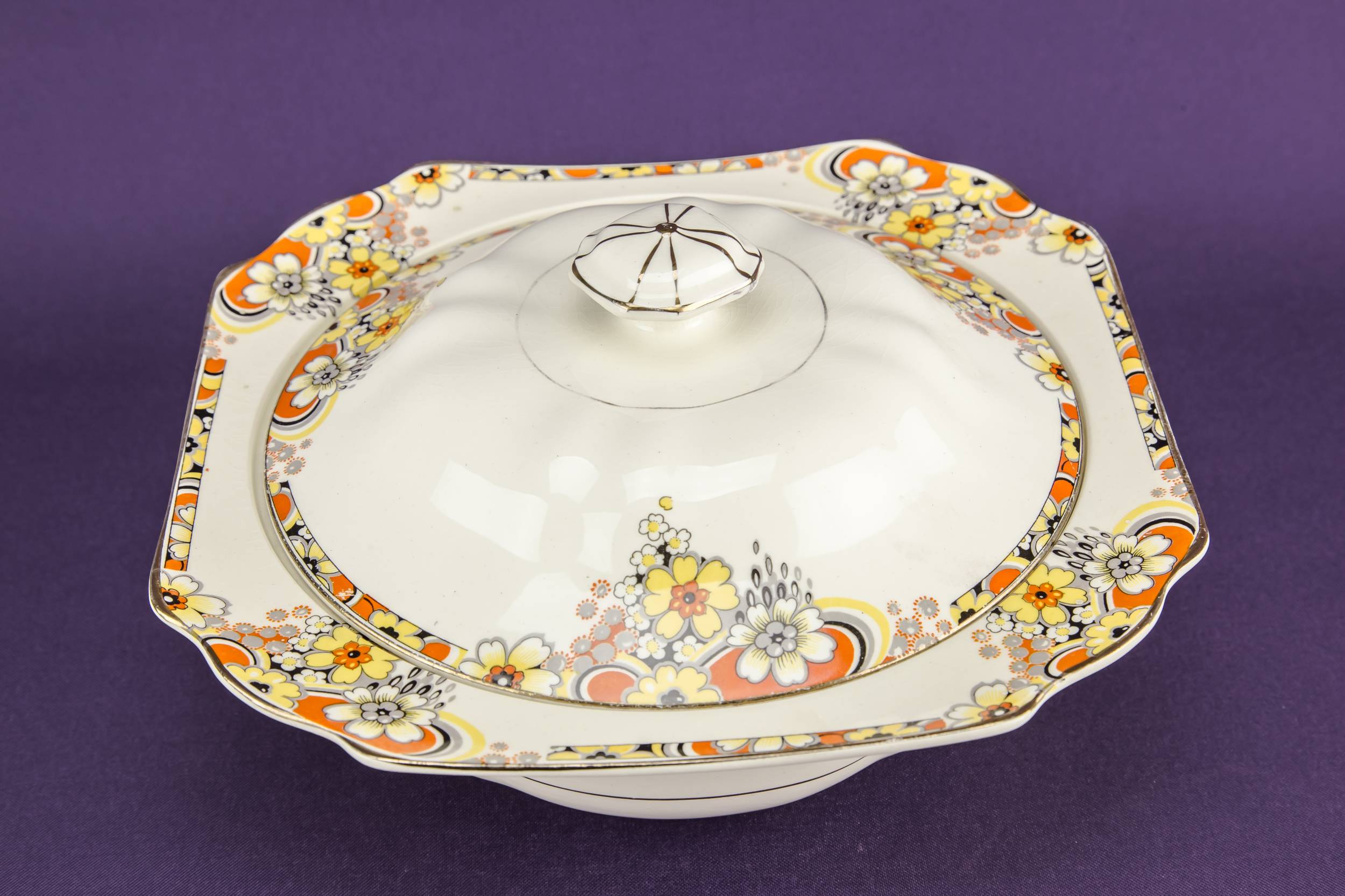 Ceramic Vintage Ford — Floral ceramic tureen 2