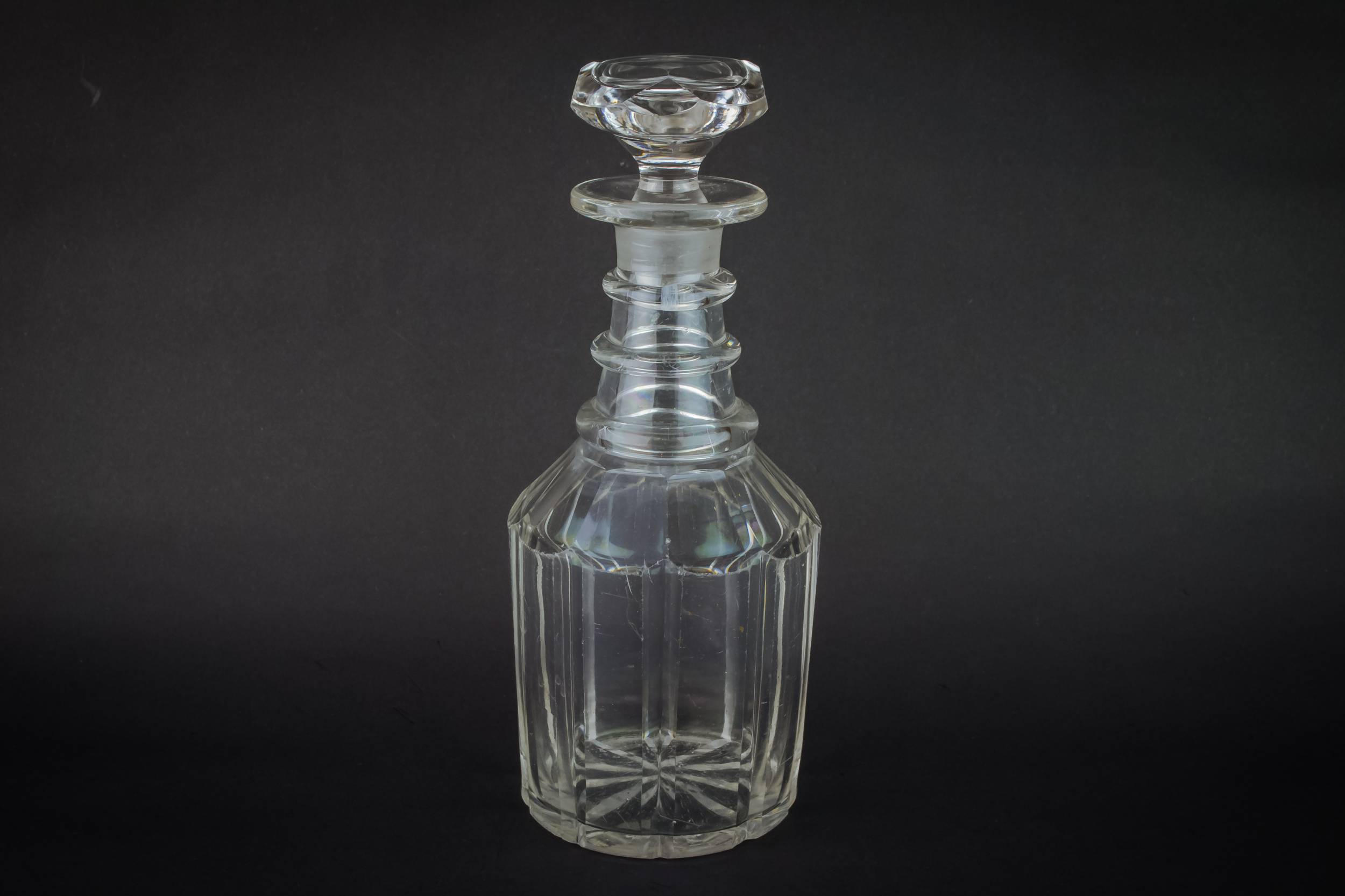 Cut Glass Barrel — Barrel cut glass decanter