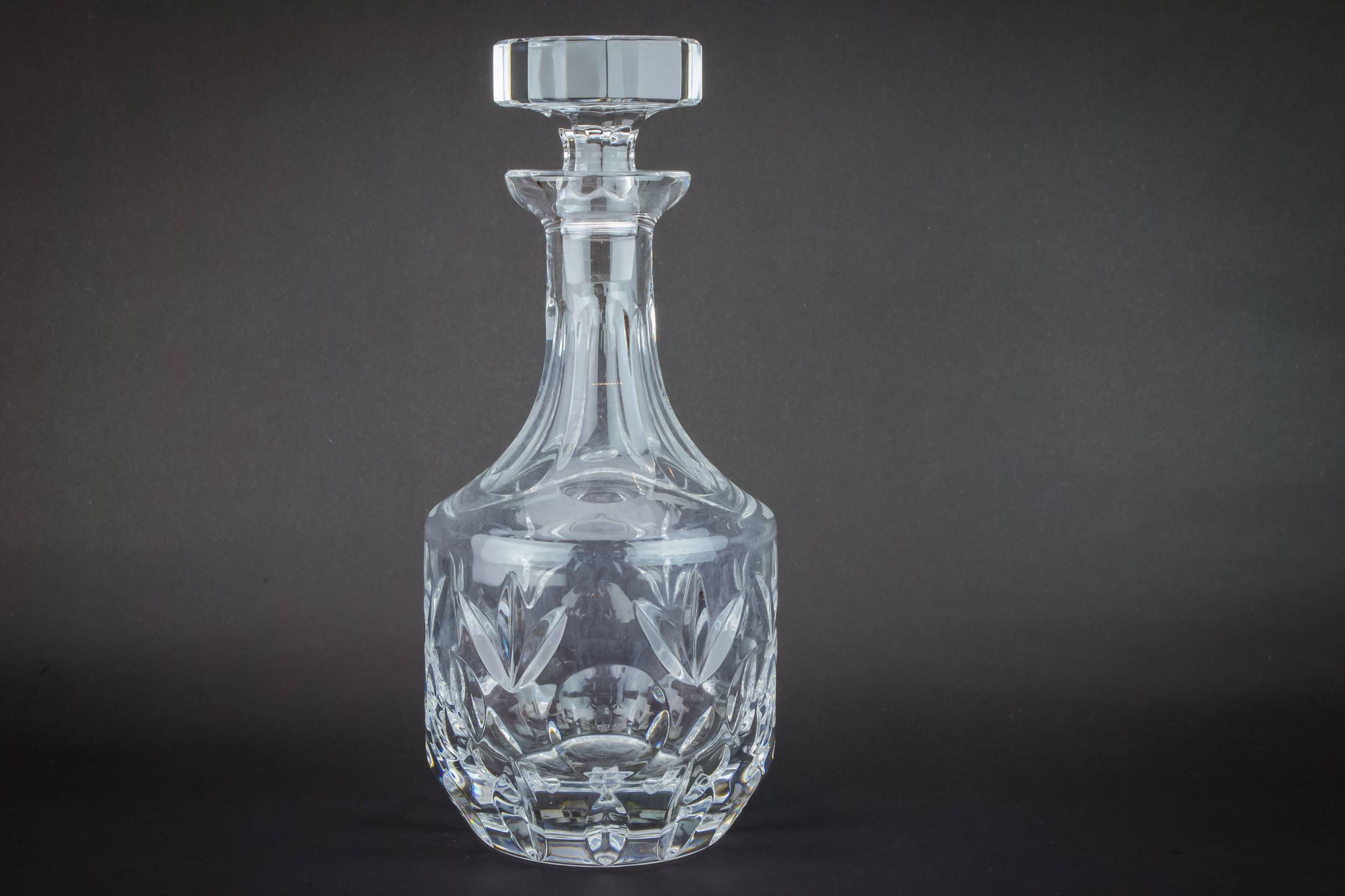Cut Glass Vintage — Slick cut glass decanter 4