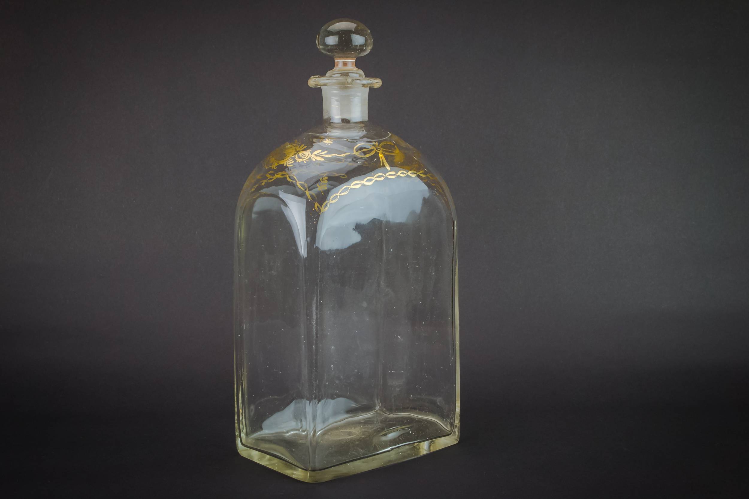 Blown Georgian Dessert — Blown glass gilded decanter 6
