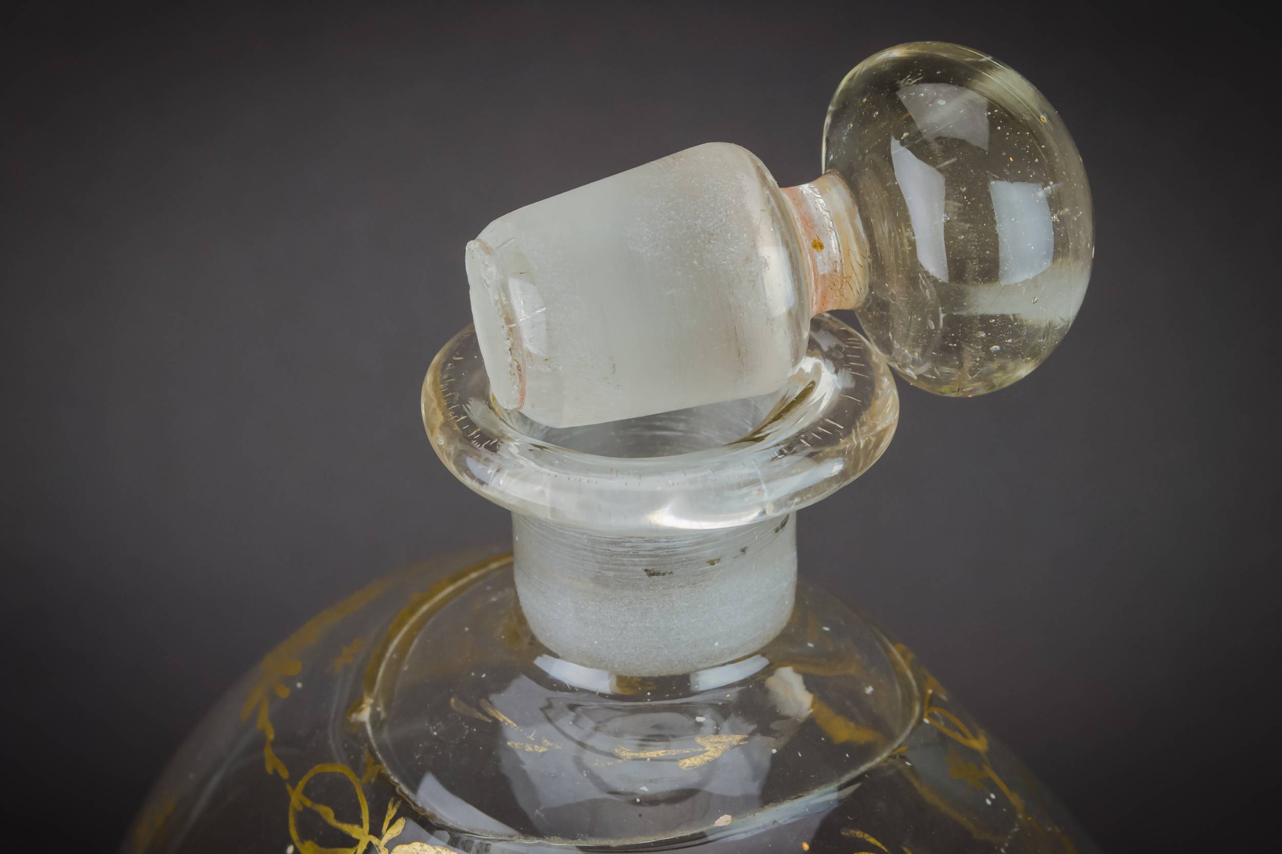 Blown Georgian Dessert — Blown glass gilded decanter 3