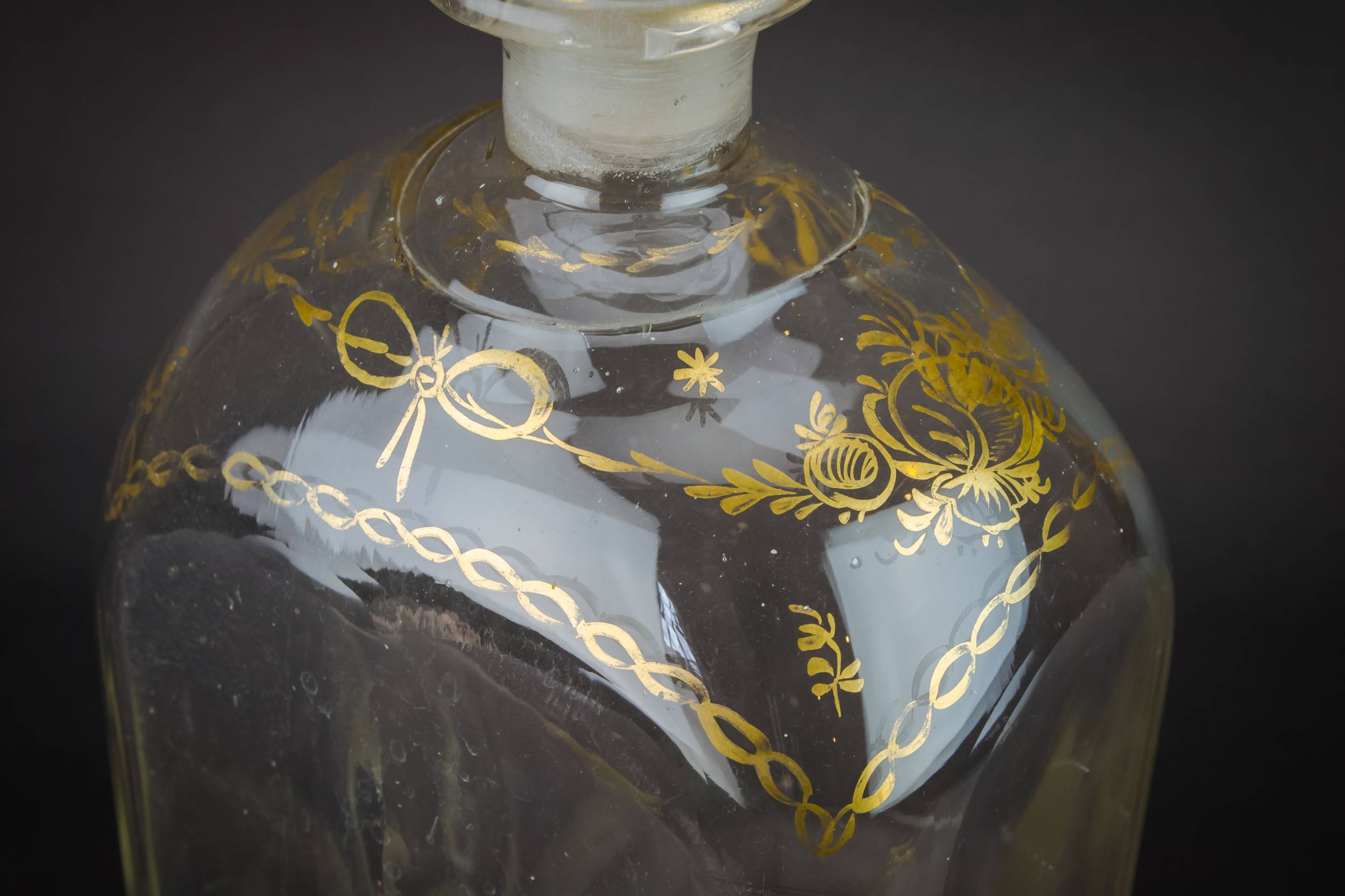 Blown Georgian Dessert — Blown glass gilded decanter 1
