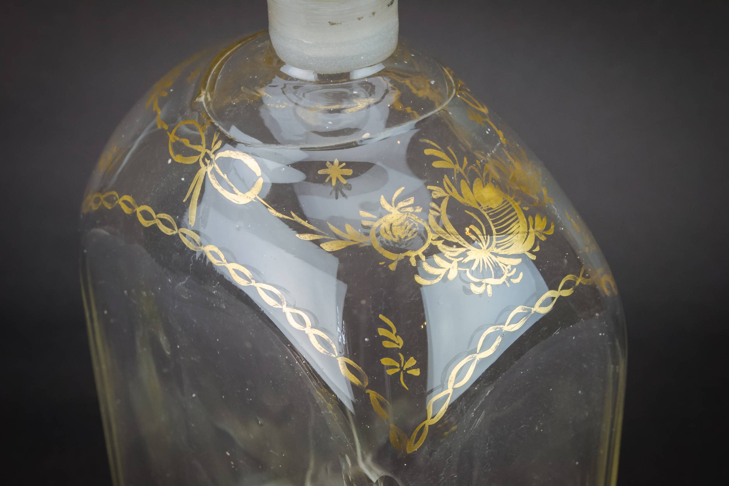 Blown Georgian Dessert — Blown glass gilded decanter 5