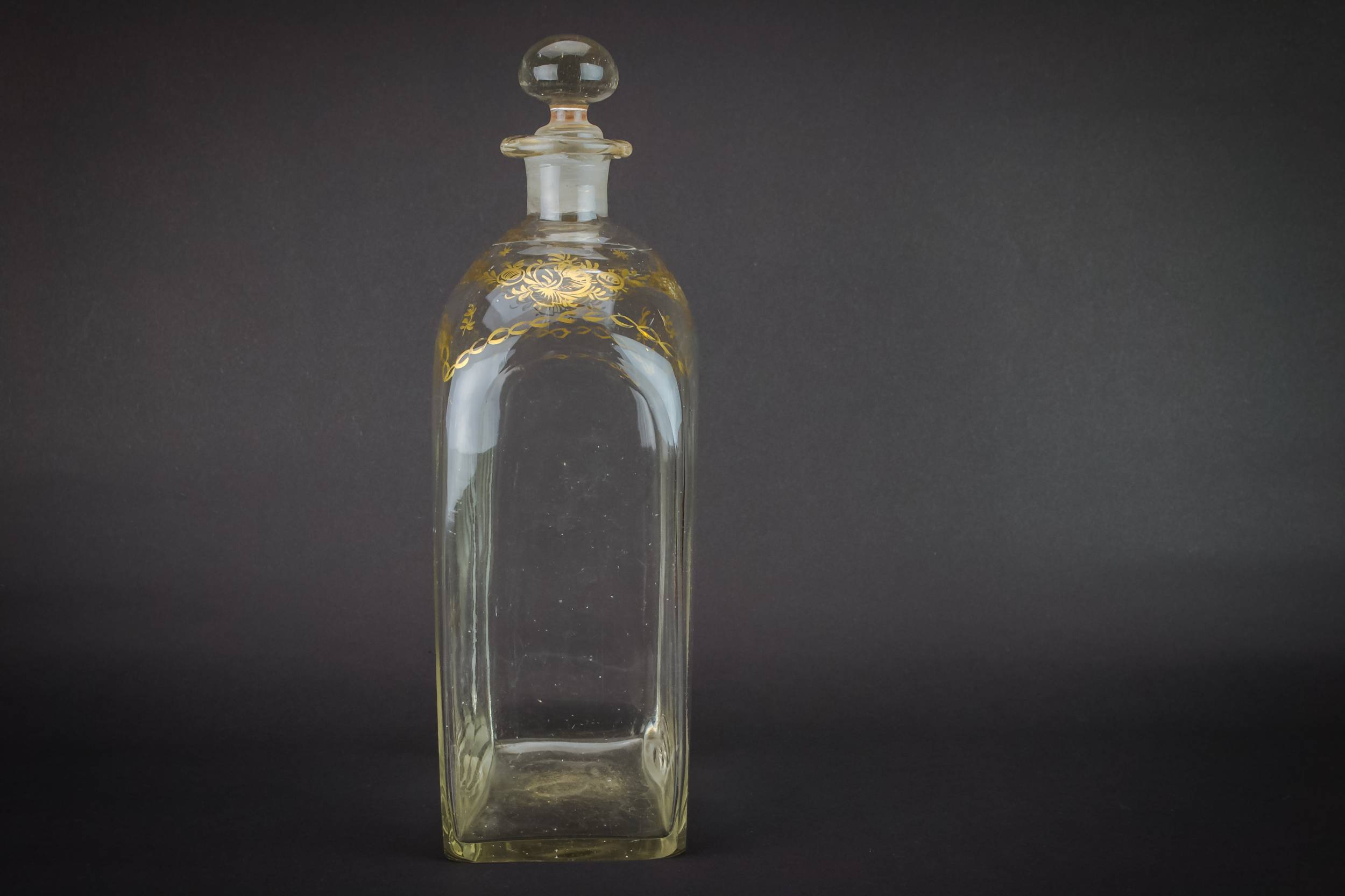 Blown Georgian Dessert — Blown glass gilded decanter 2