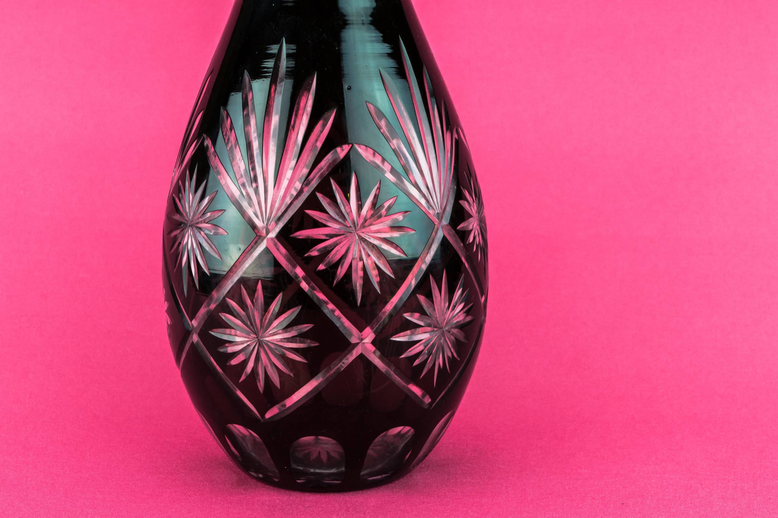 Cut Glass Retro — Ruby red cut glass decanter 2