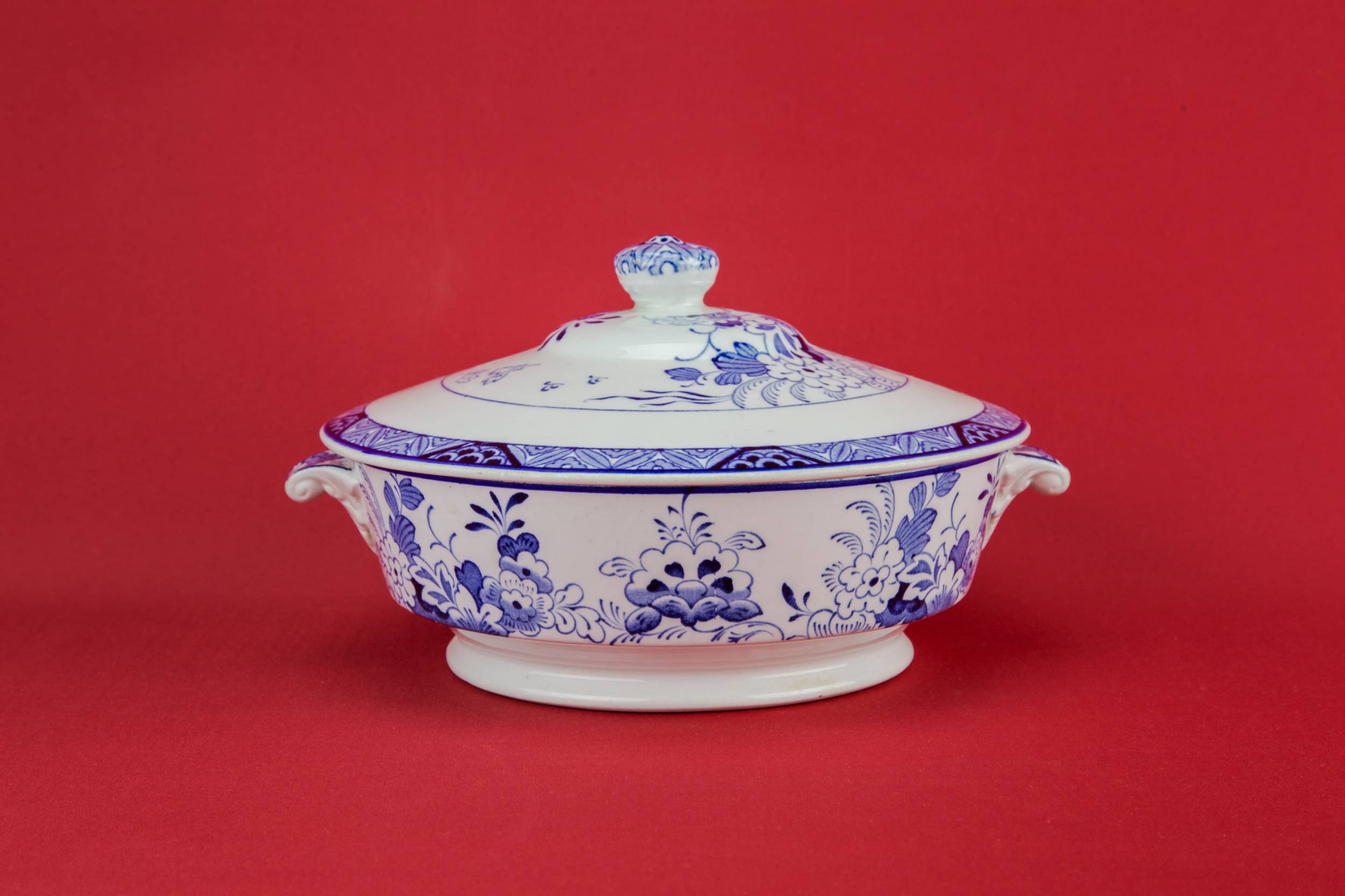 Traditional Vintage TUREEN — Blue and white tureen