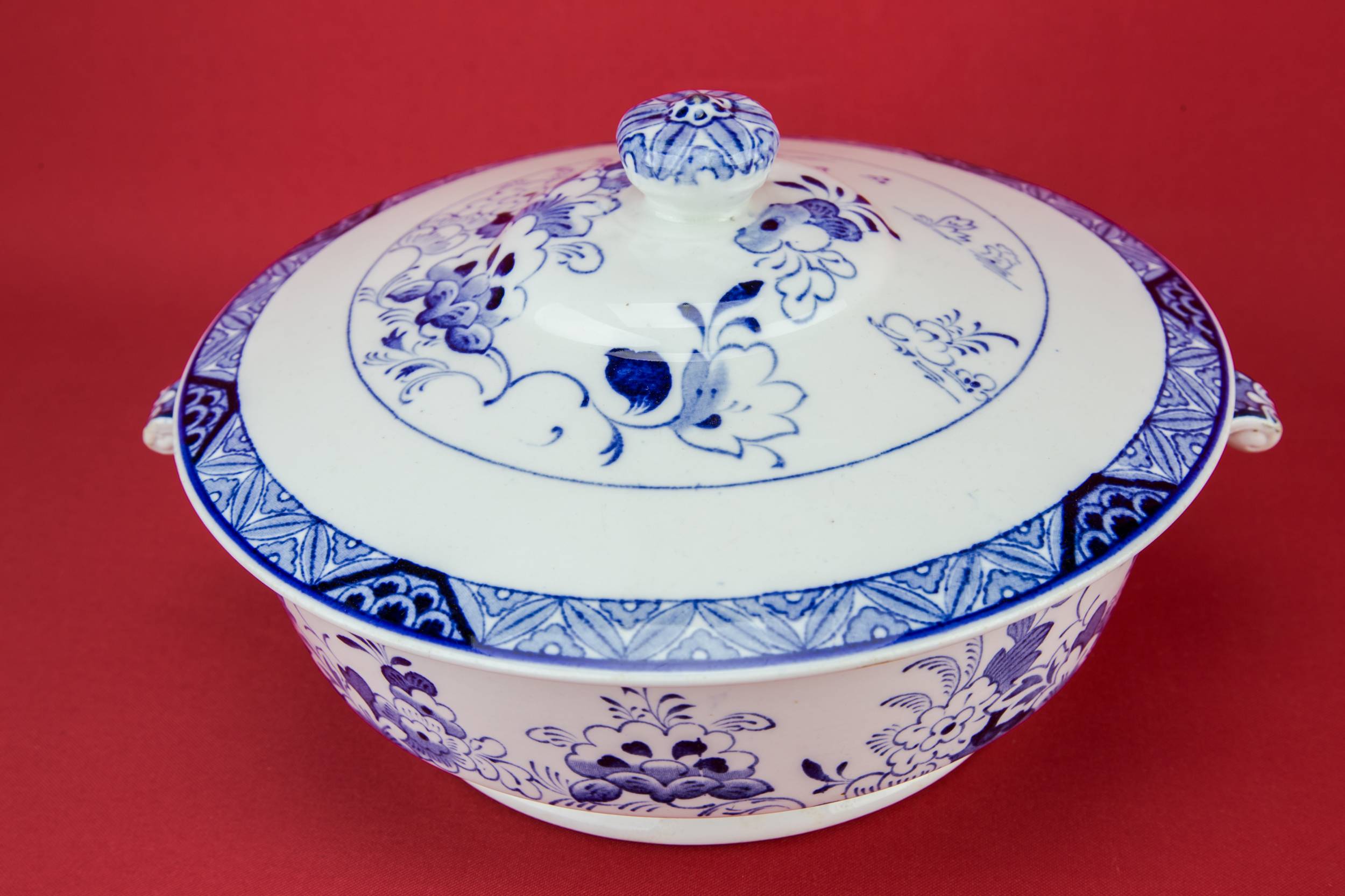 Traditional Vintage TUREEN — Blue and white tureen 3