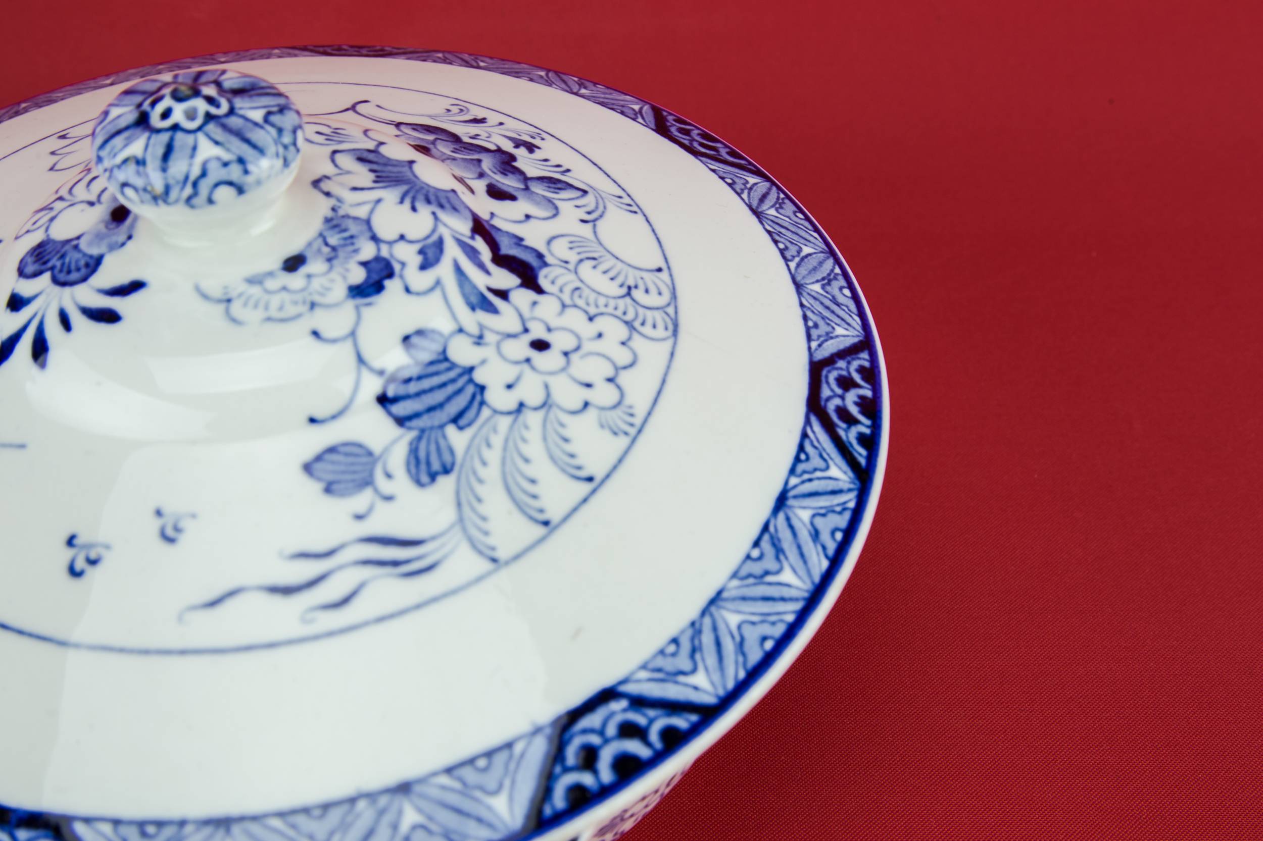 Traditional Vintage TUREEN — Blue and white tureen 2