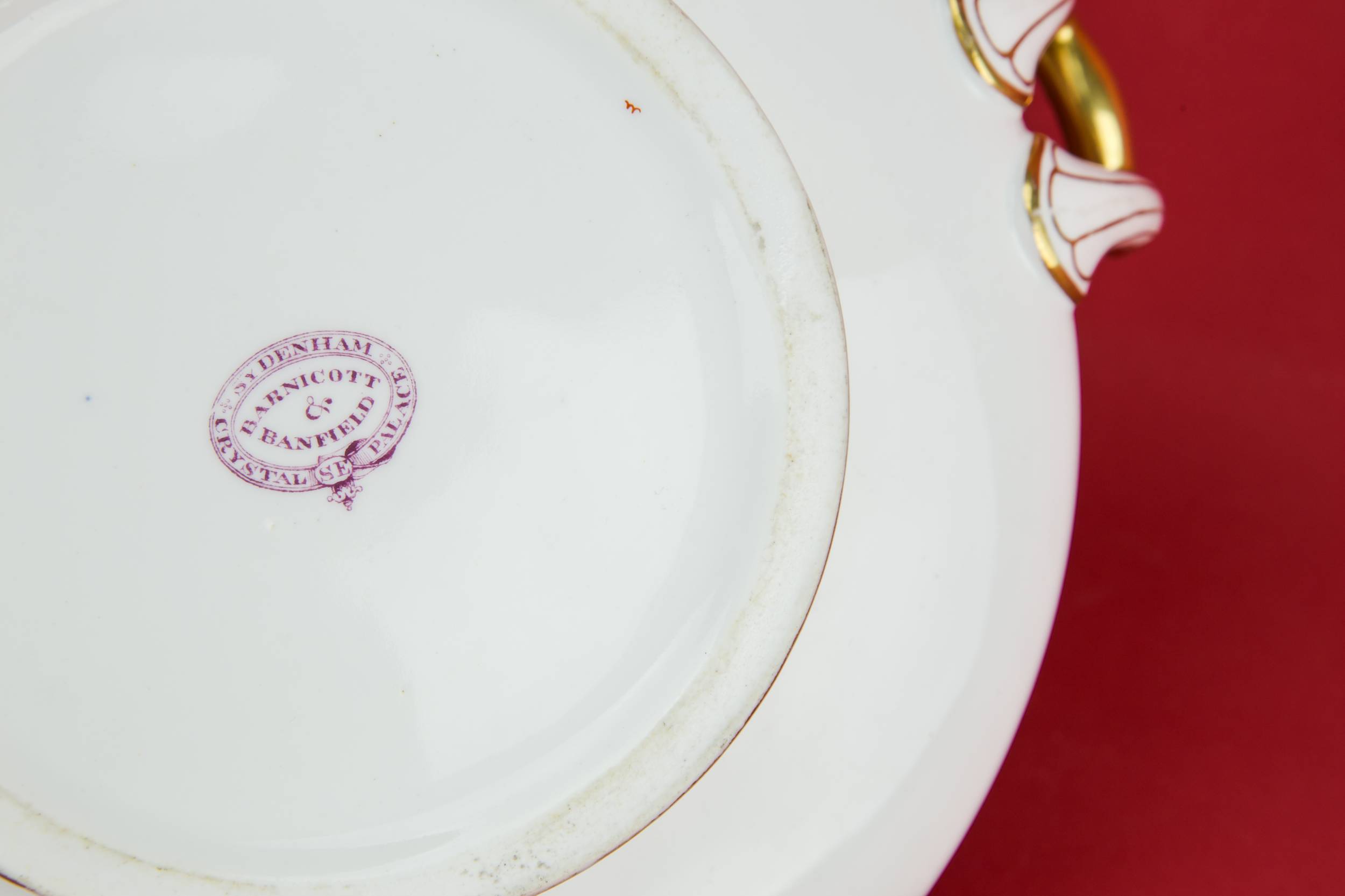 Elegant Antique Waves — Elegant porcelain tureen 2