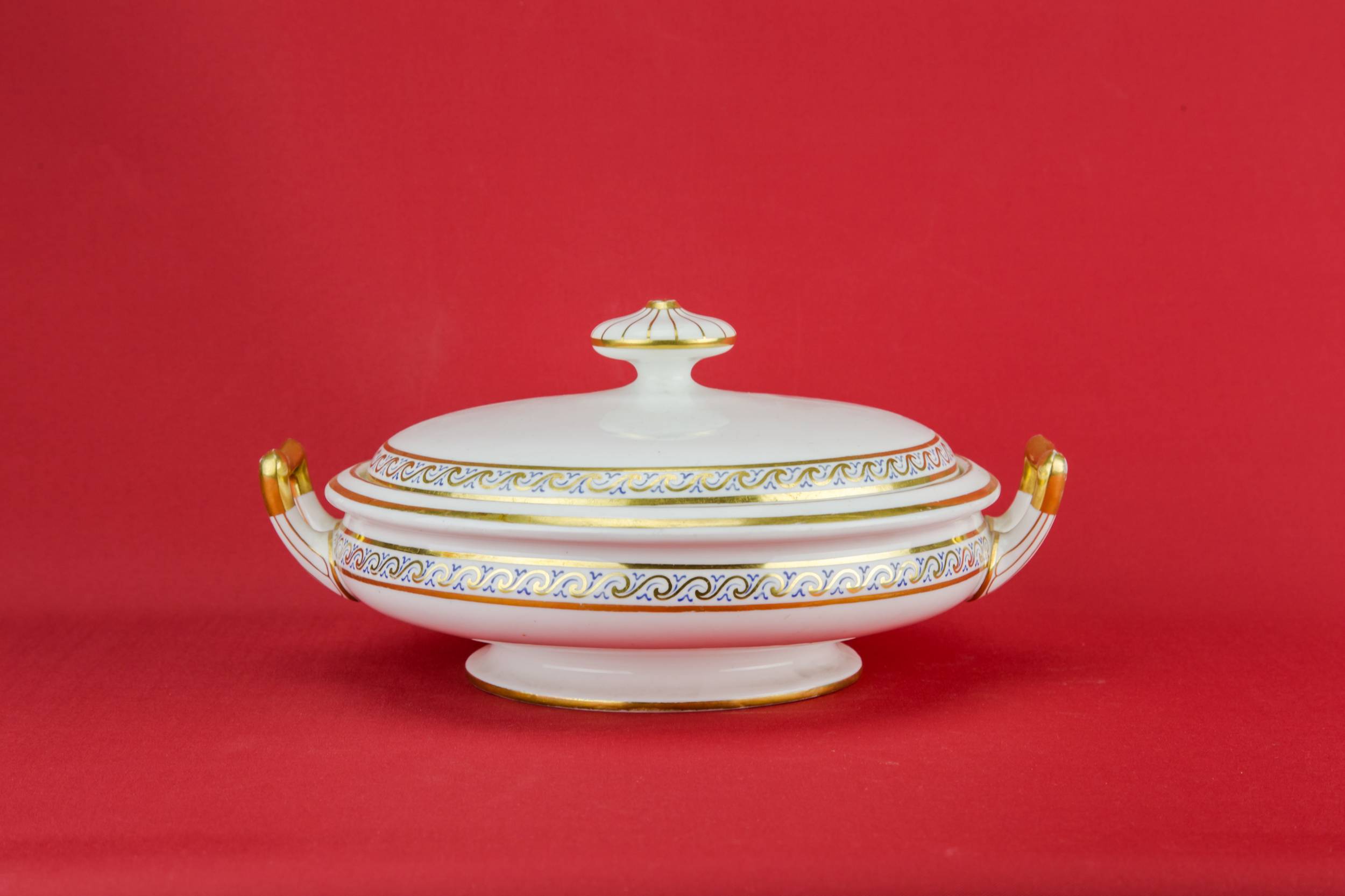 Elegant Antique Waves — Elegant porcelain tureen
