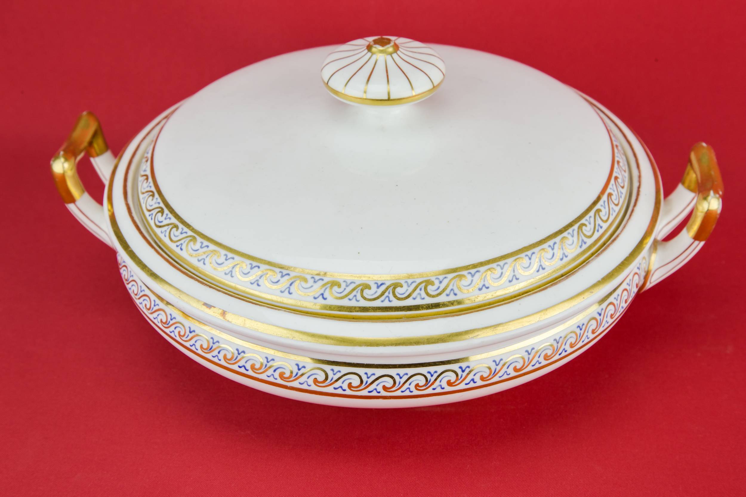 Elegant Antique Waves — Elegant porcelain tureen 3