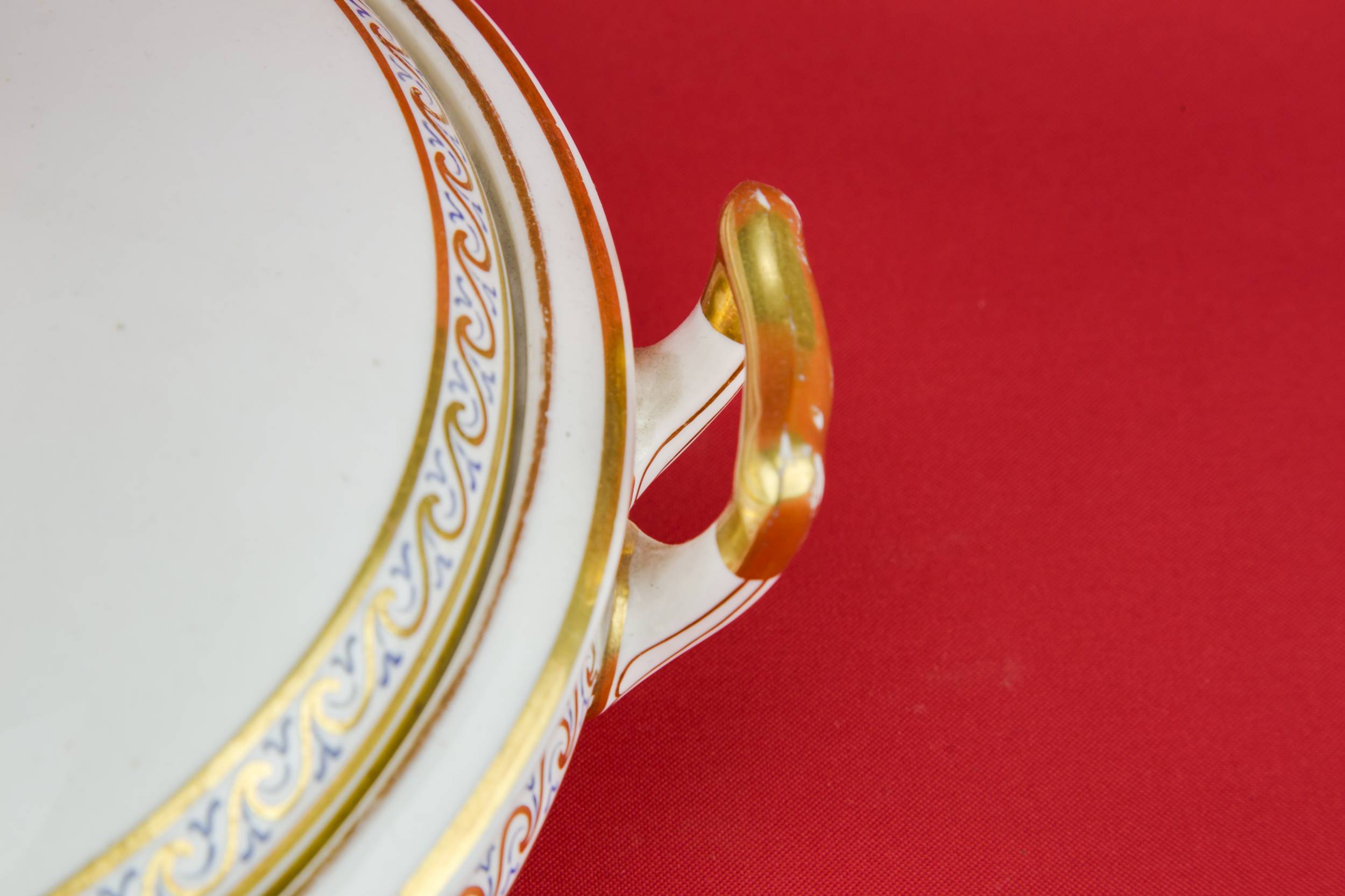 Elegant Antique Waves — Elegant porcelain tureen 1
