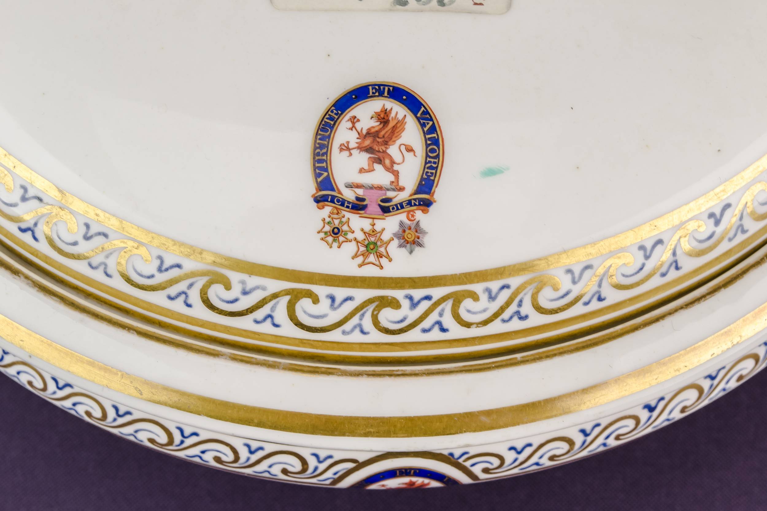Elegant Antique Waves — Elegant porcelain tureen 4