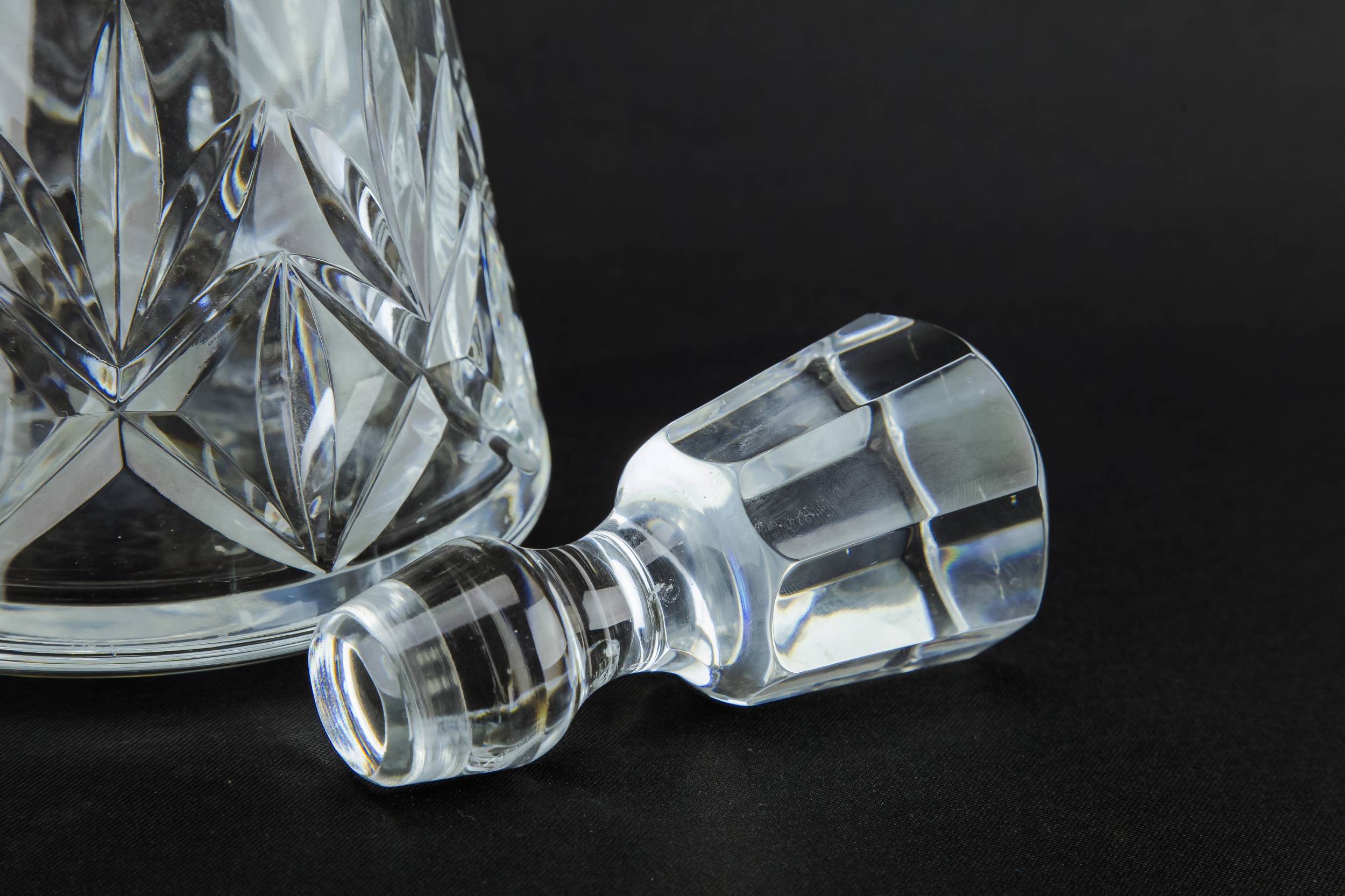 Cut Glass Mallet — Cut glass wine decanter 2