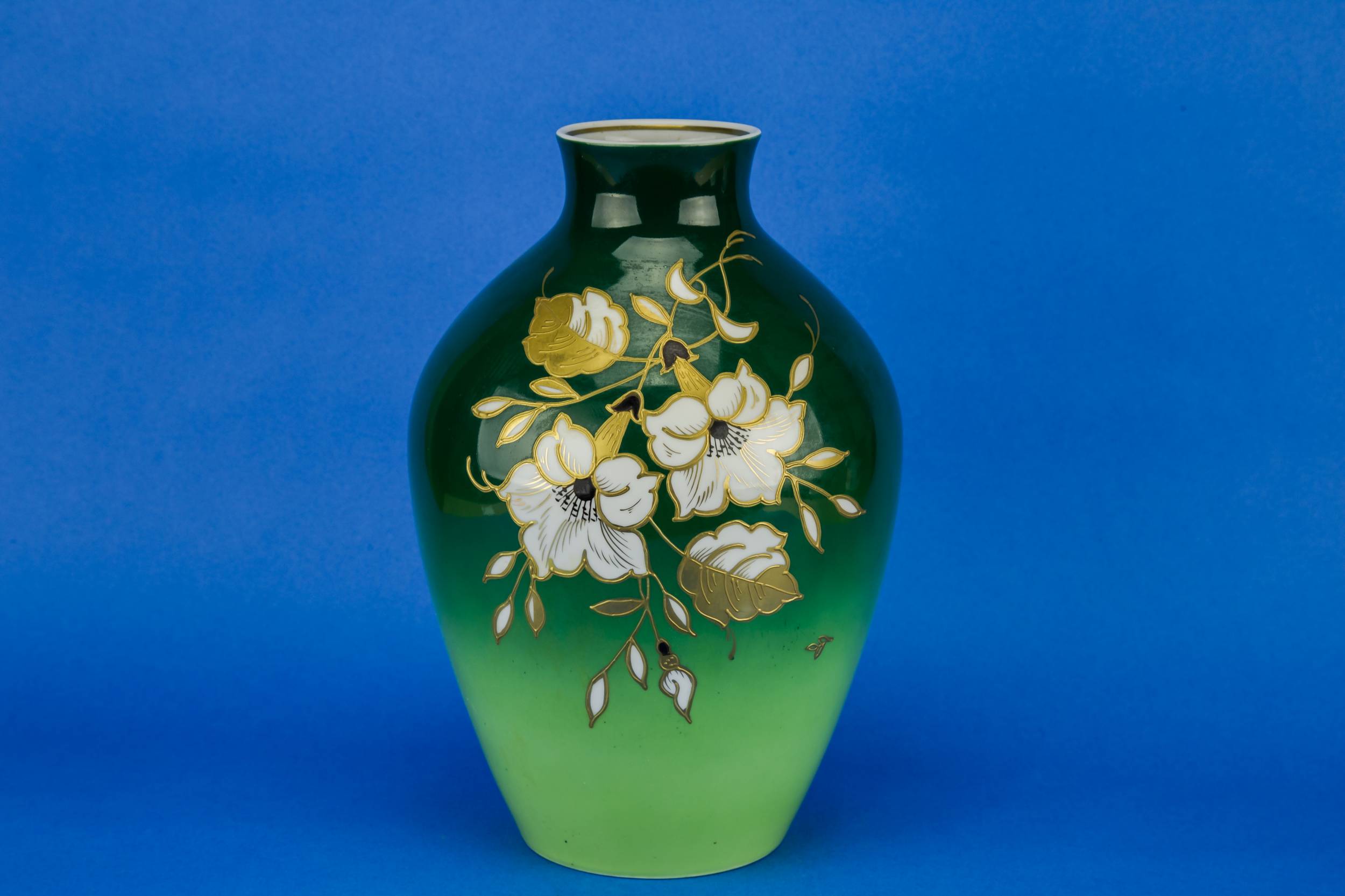 Elegant Vintage Floral — Modernist porcelain vase