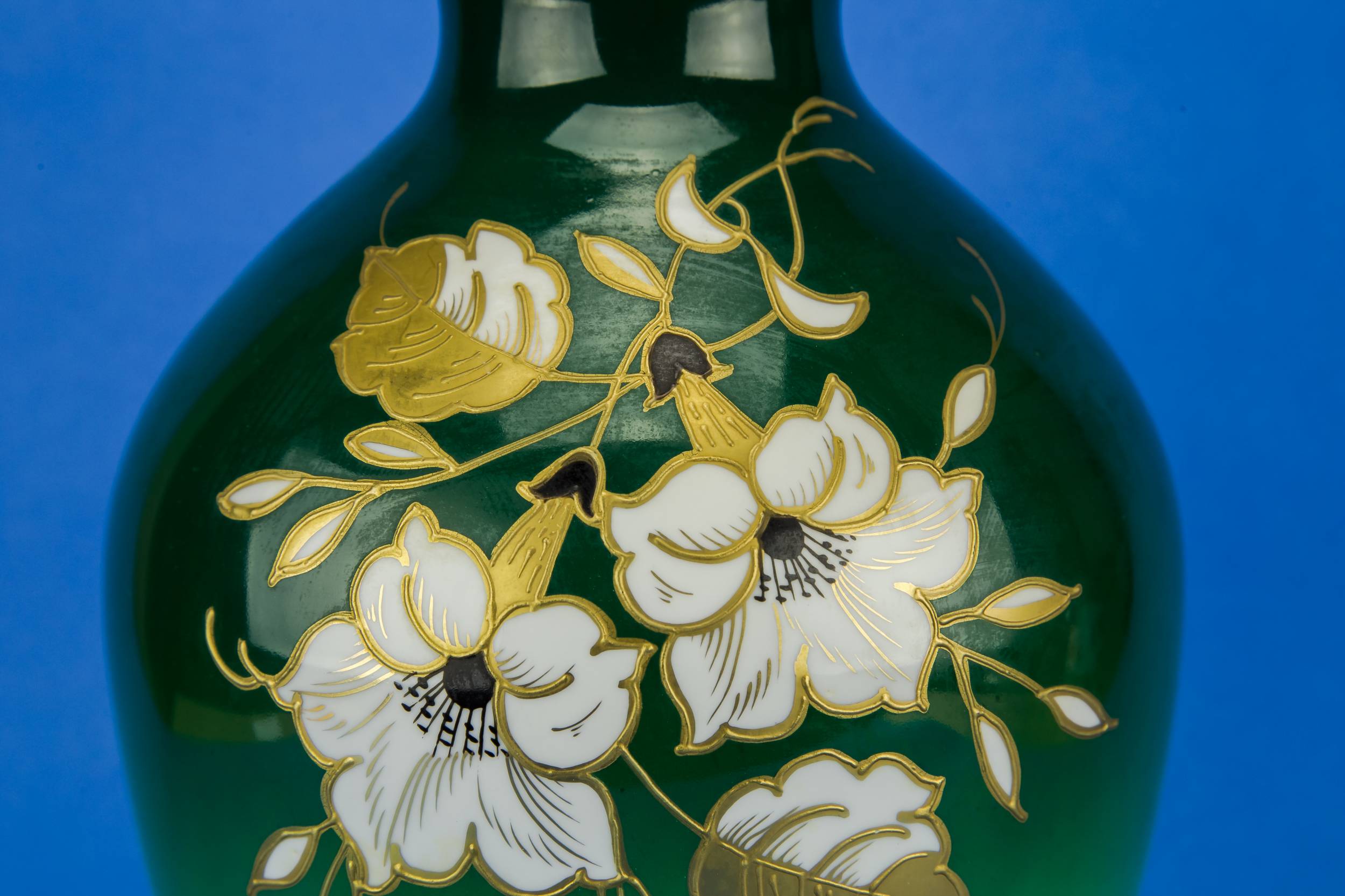 Elegant Vintage Floral — Modernist porcelain vase 1