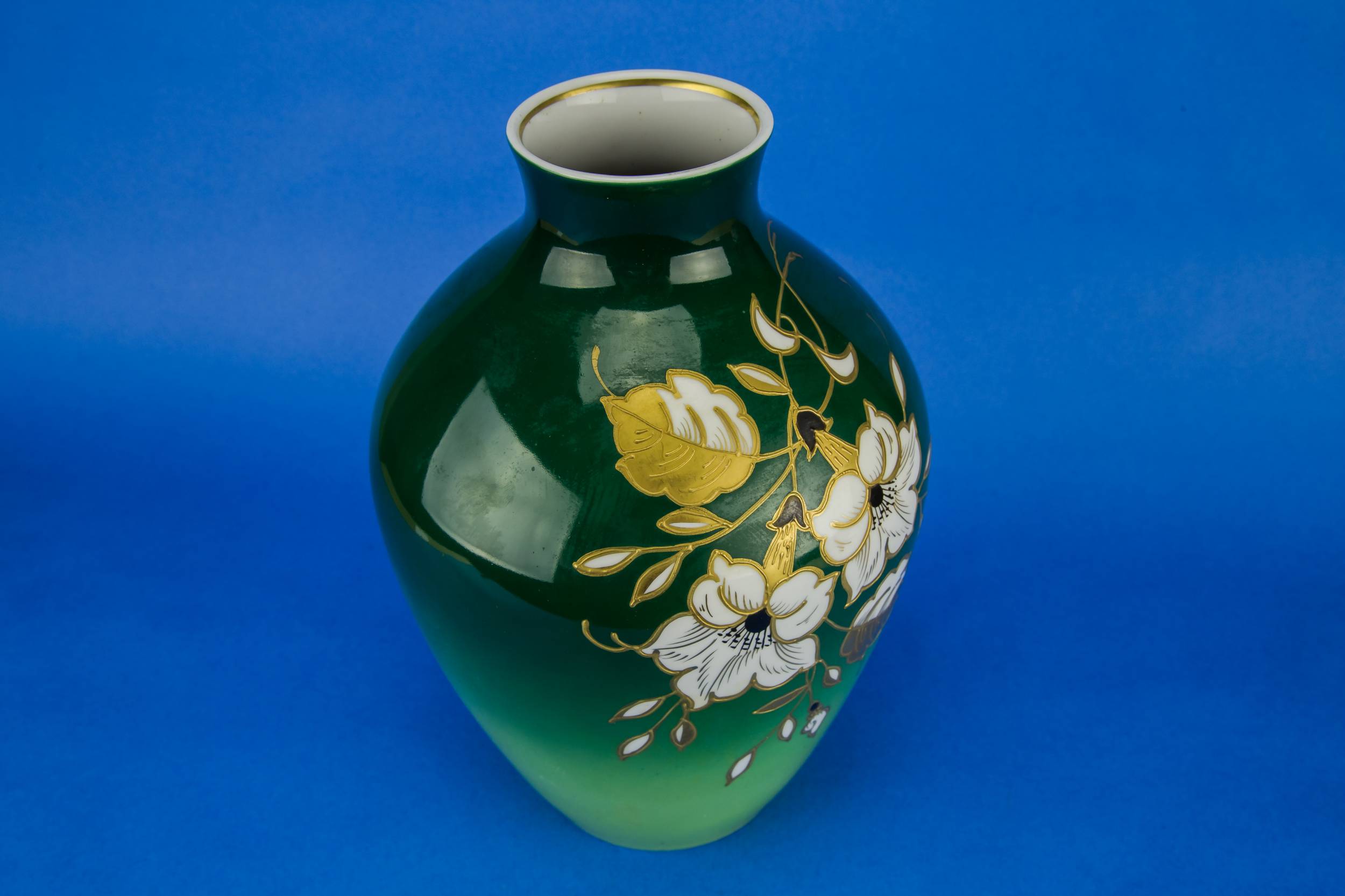 Elegant Vintage Floral — Modernist porcelain vase 3