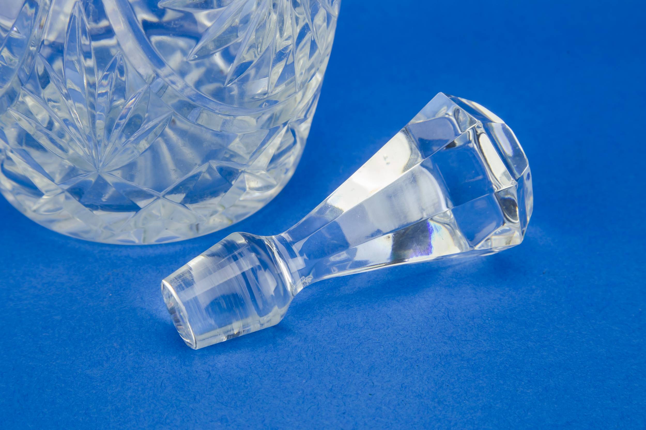 Cut Glass Vintage — Cut glass decanter 2