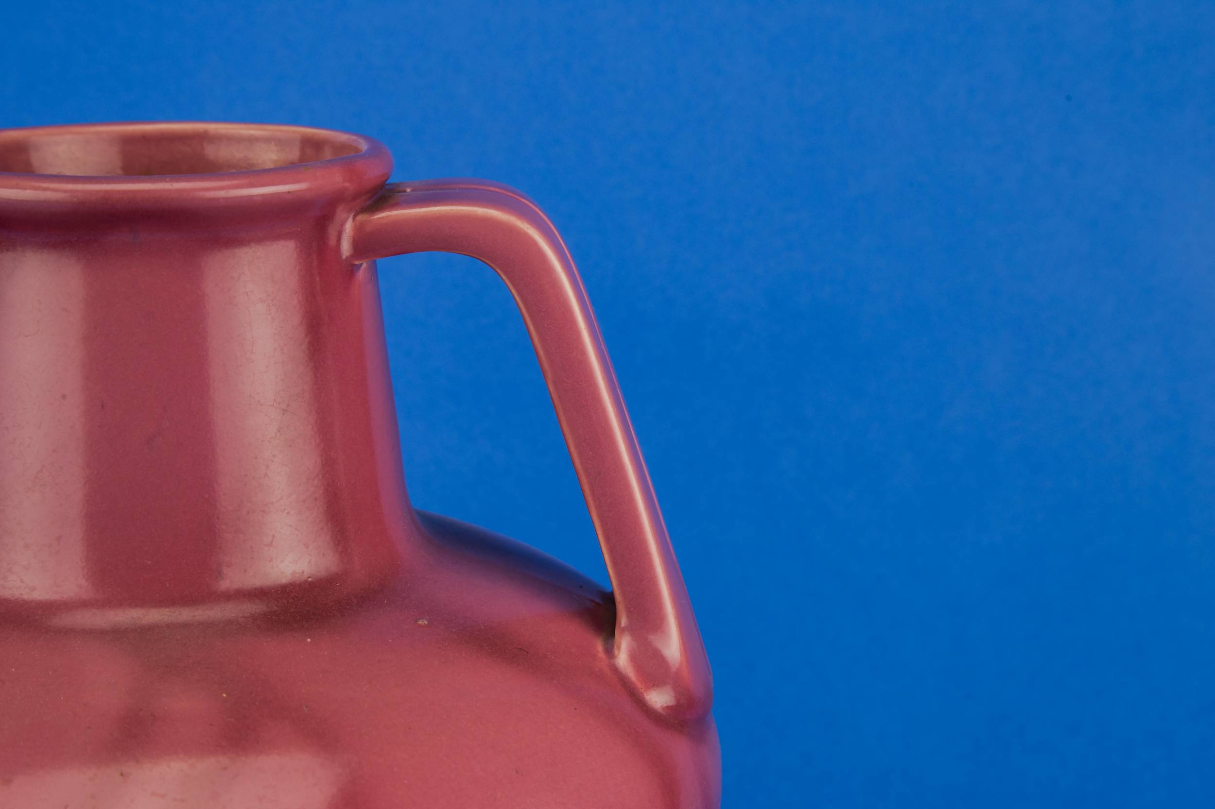 Pink Art Deco — Pink ceramic vase 1