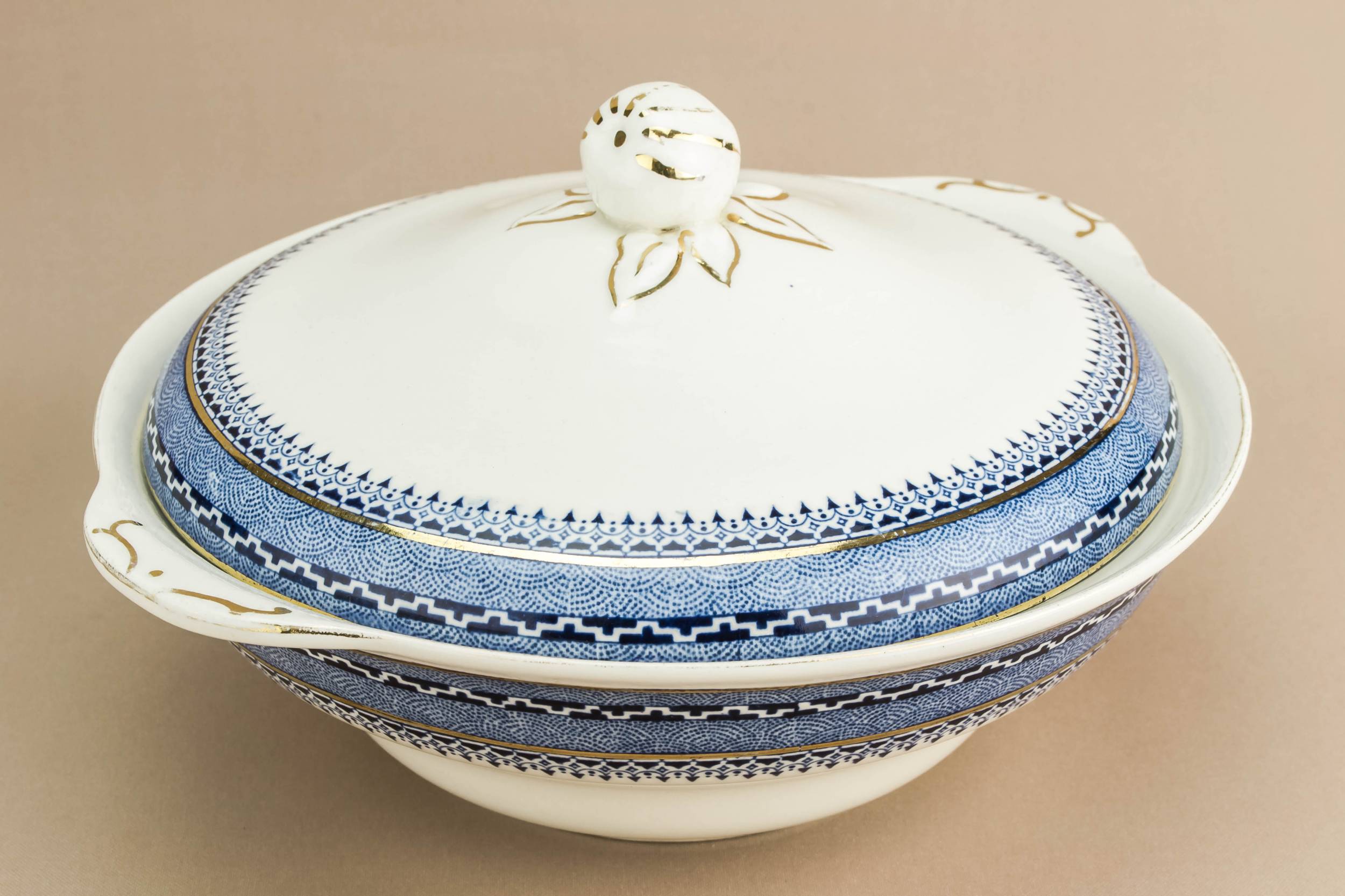 Blue And White — Blue ceramic tureen 1