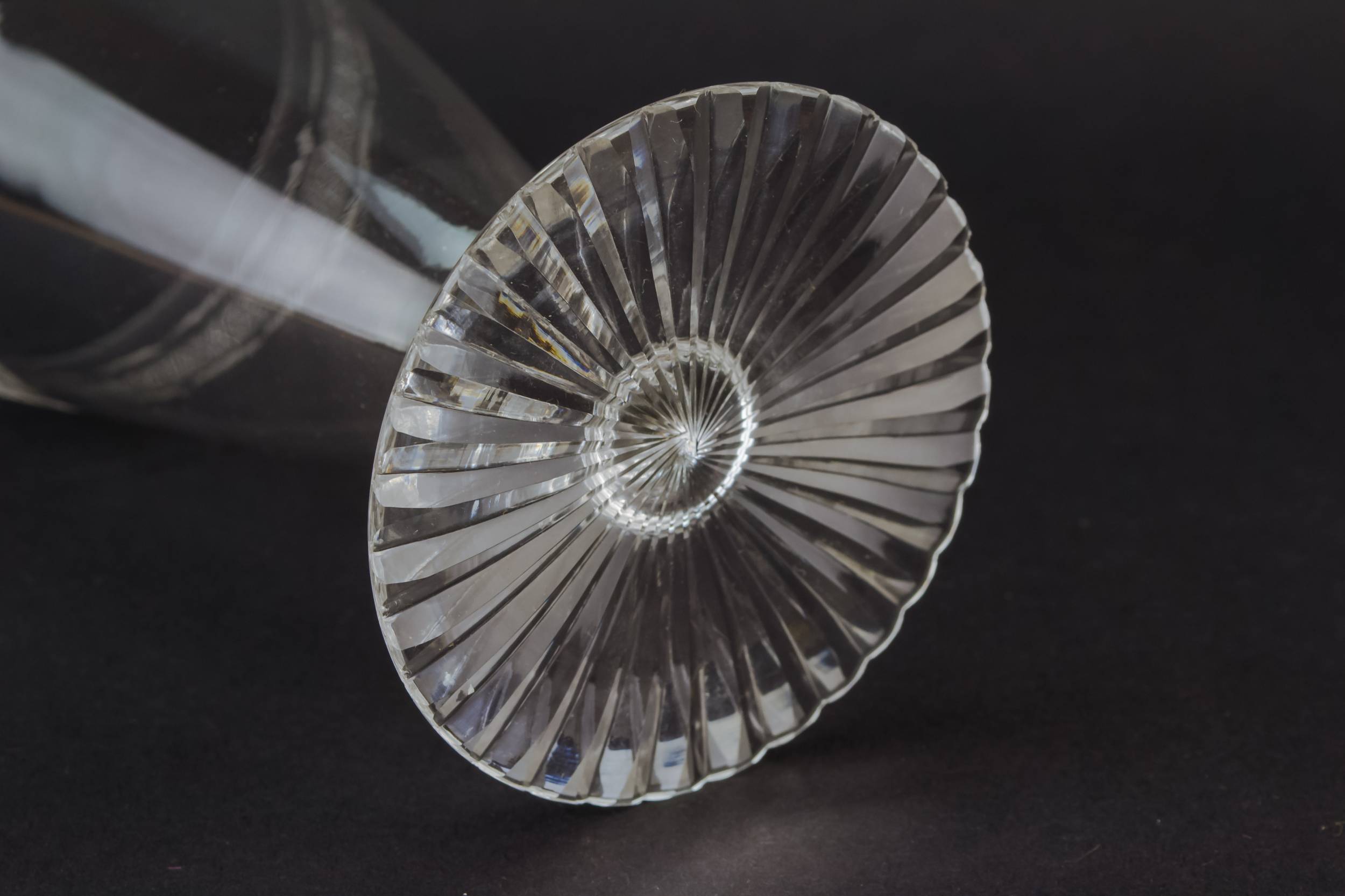 Crystal Neo-classical Crosshatch — Conical wine glass 3