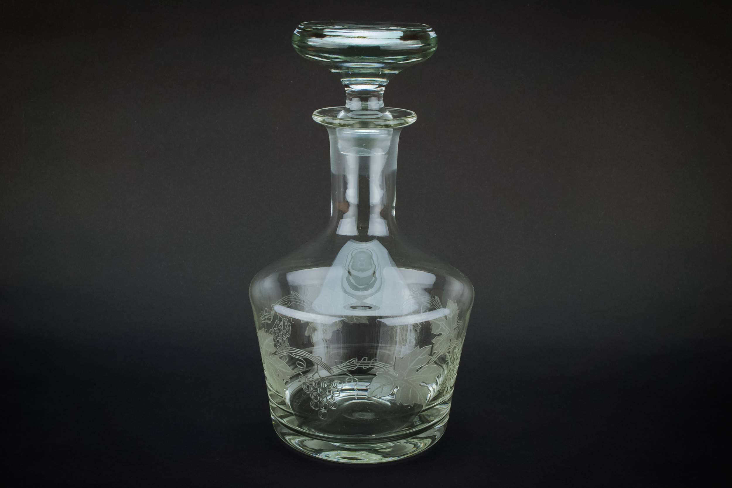 Moulded Glass Vintage — Engraved medium decanter