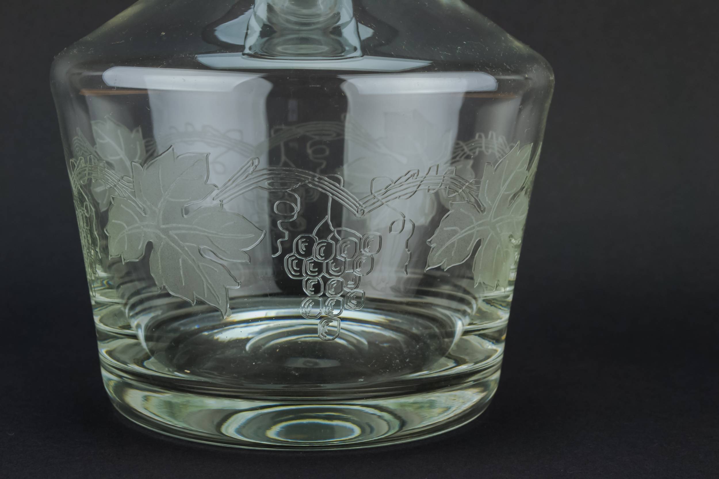 Moulded Glass Vintage — Engraved medium decanter 1