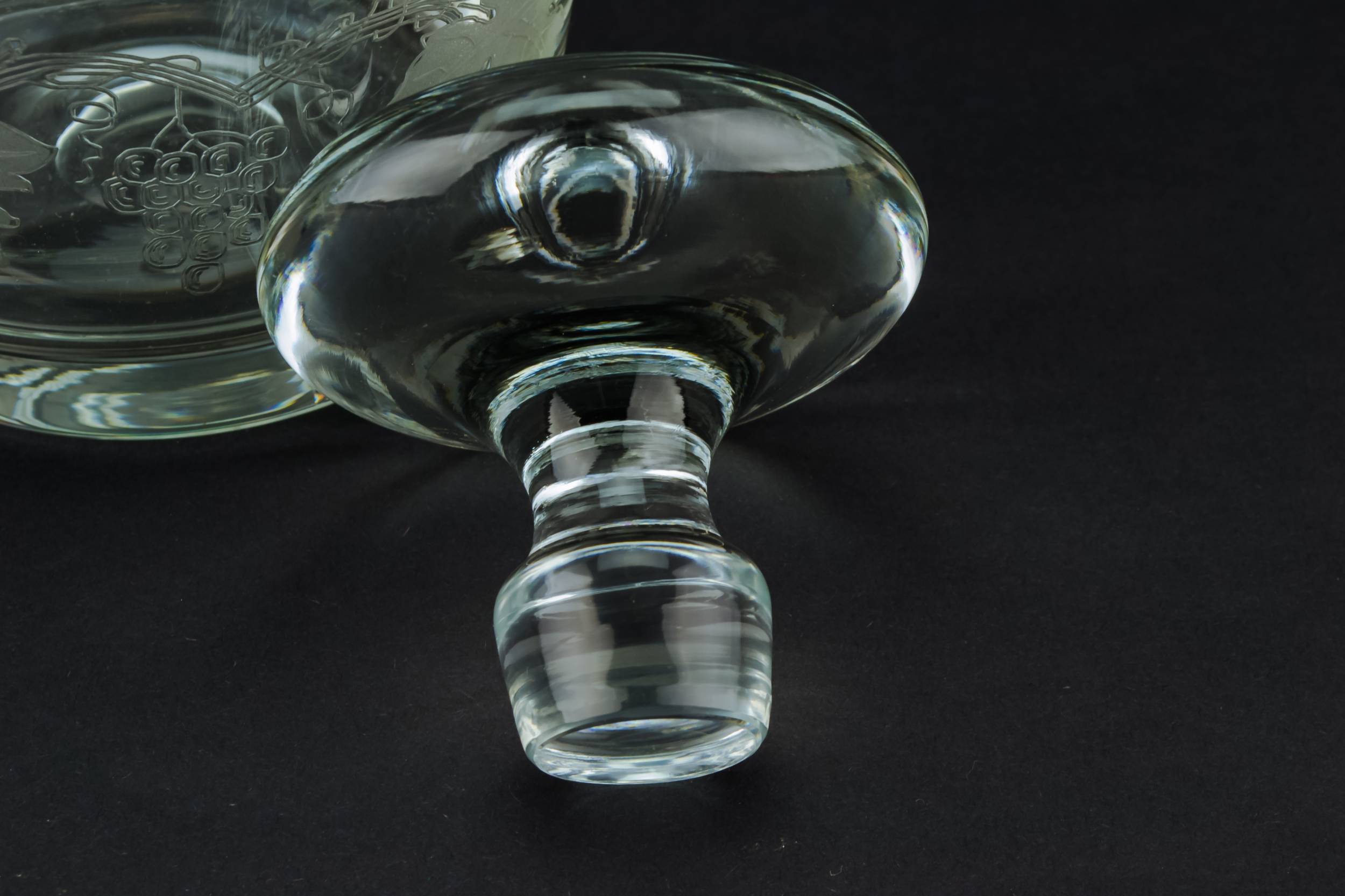 Moulded Glass Vintage — Engraved medium decanter 2