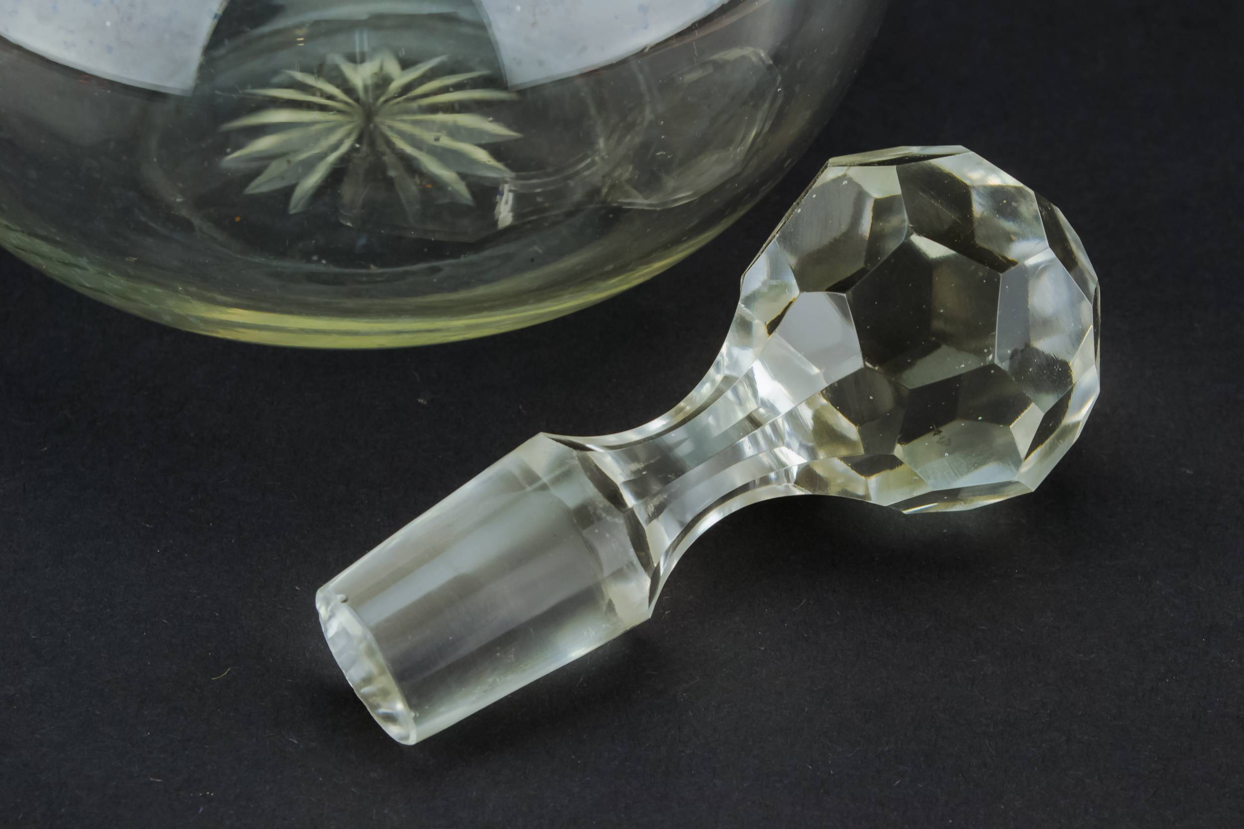 Blown Glass Antique — Blown glass decanter 1