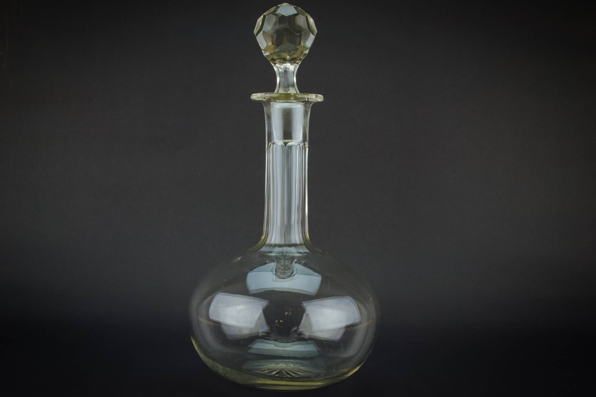 Blown Glass Antique — Blown glass decanter 2