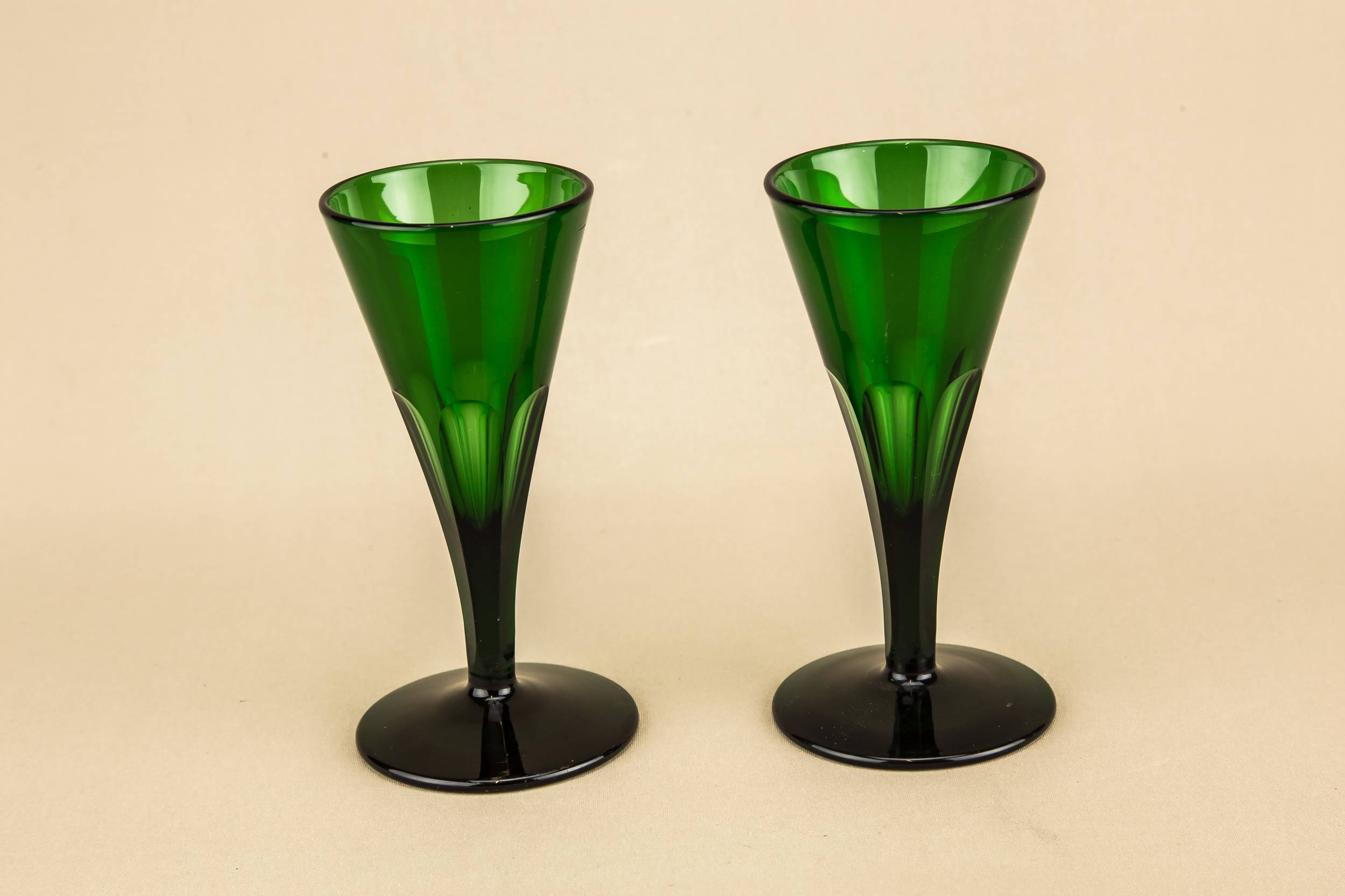 Green Antique 50 — 2 green port glasses