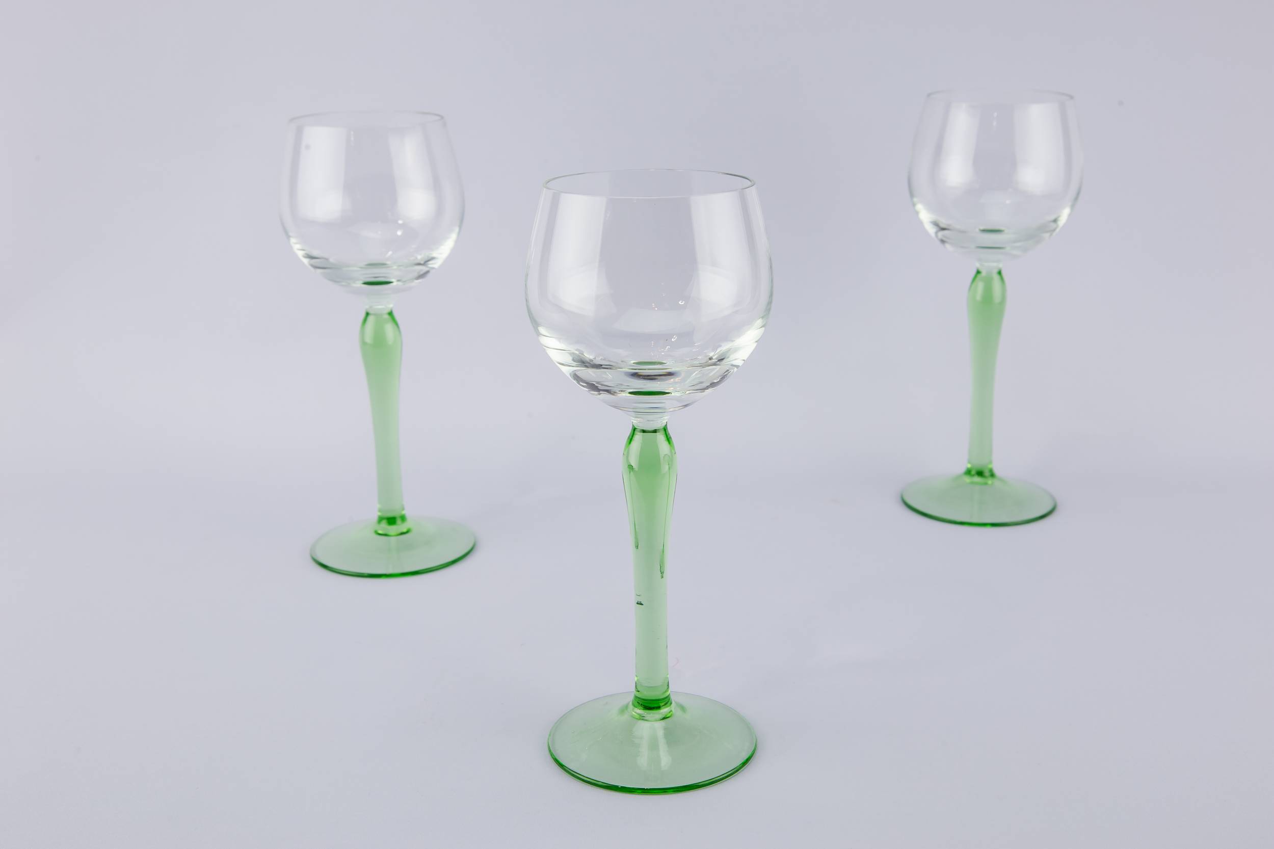 Green Mid-century Modern — 3 stem wine glasses 1
