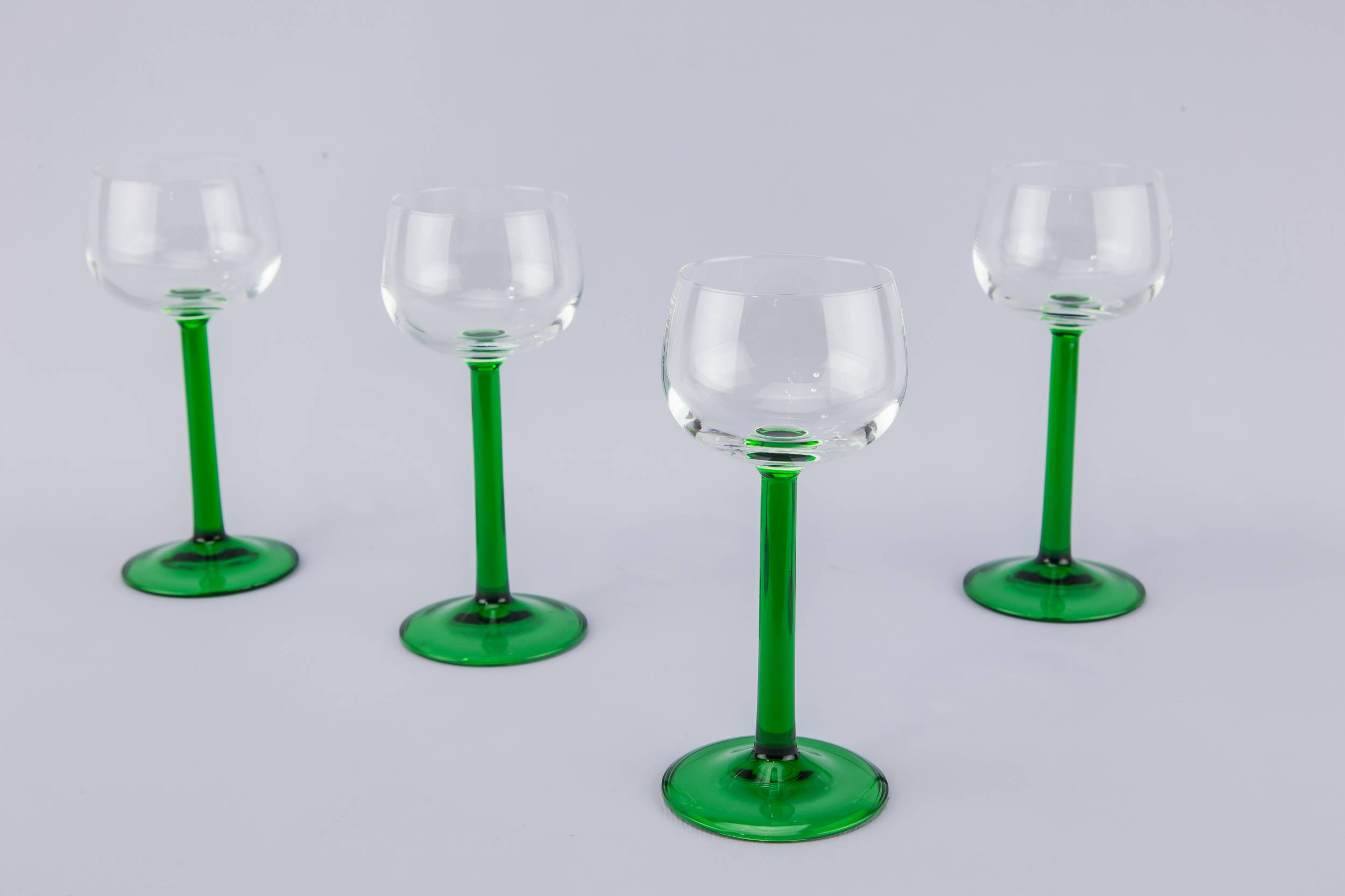 Elegant Green 50 — 4 white wine glasses 1