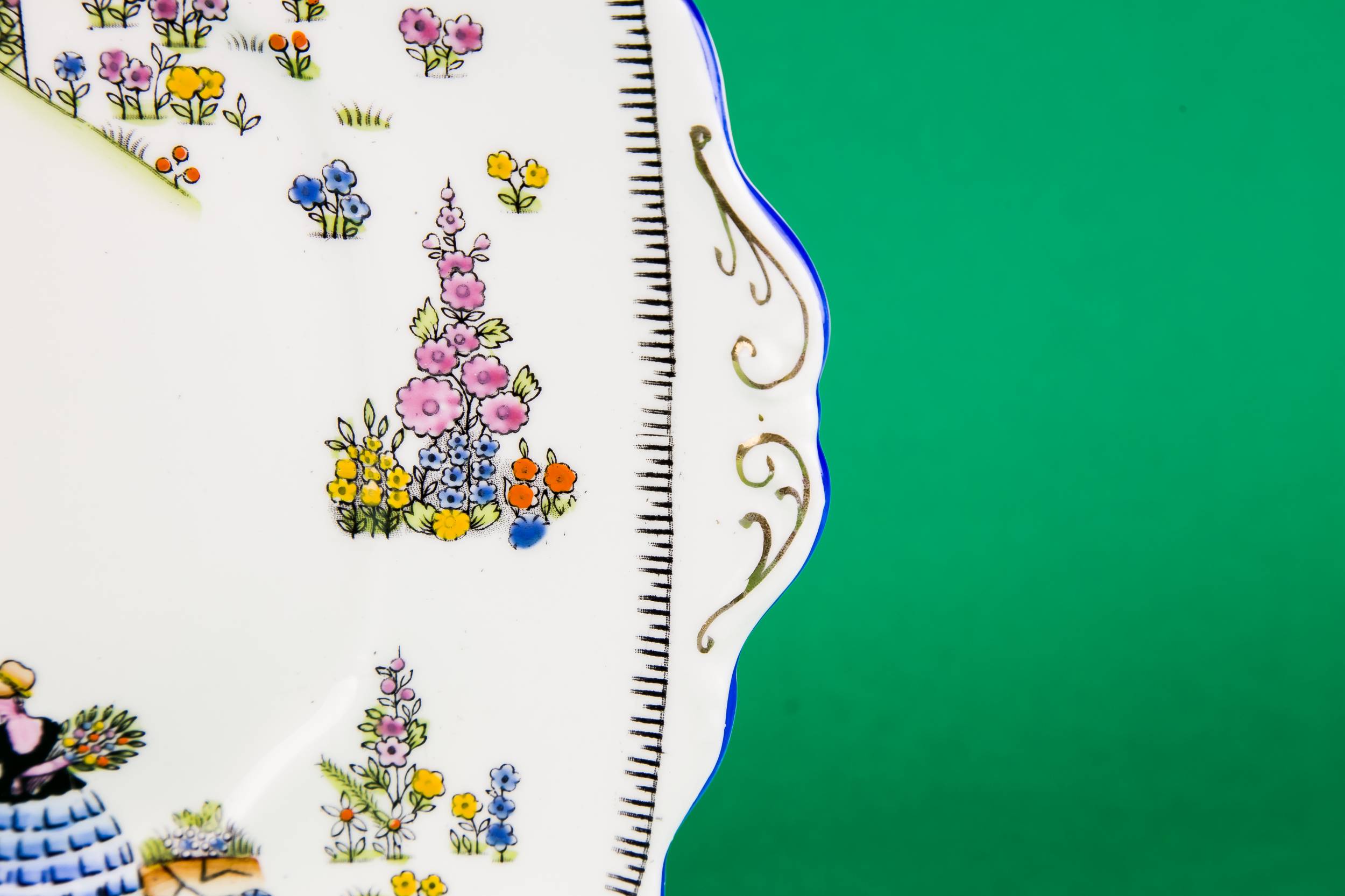 Vintage Beautiful Dainty — Royal Albert cake plate 1