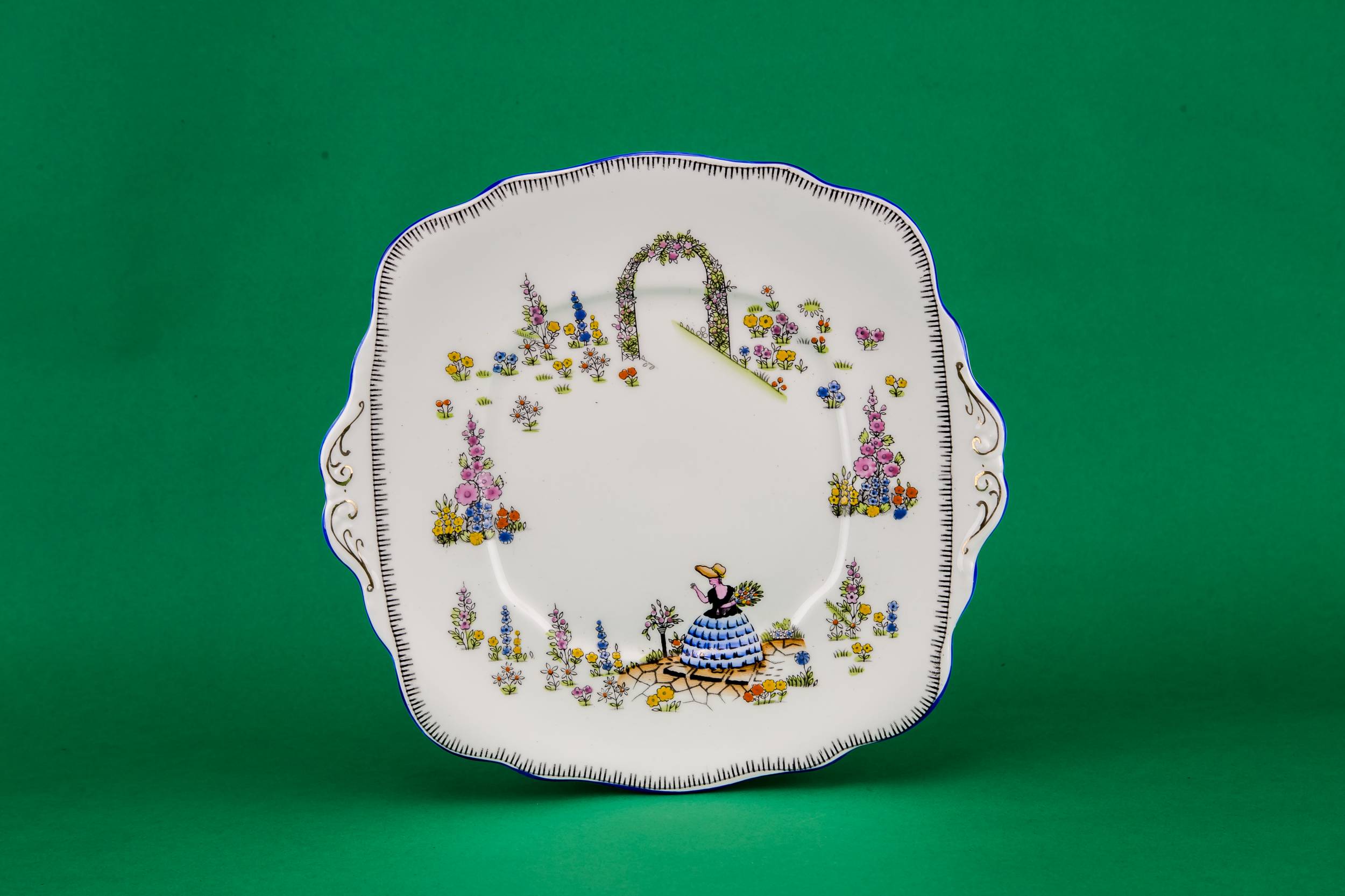 Vintage Beautiful Dainty — Royal Albert cake plate