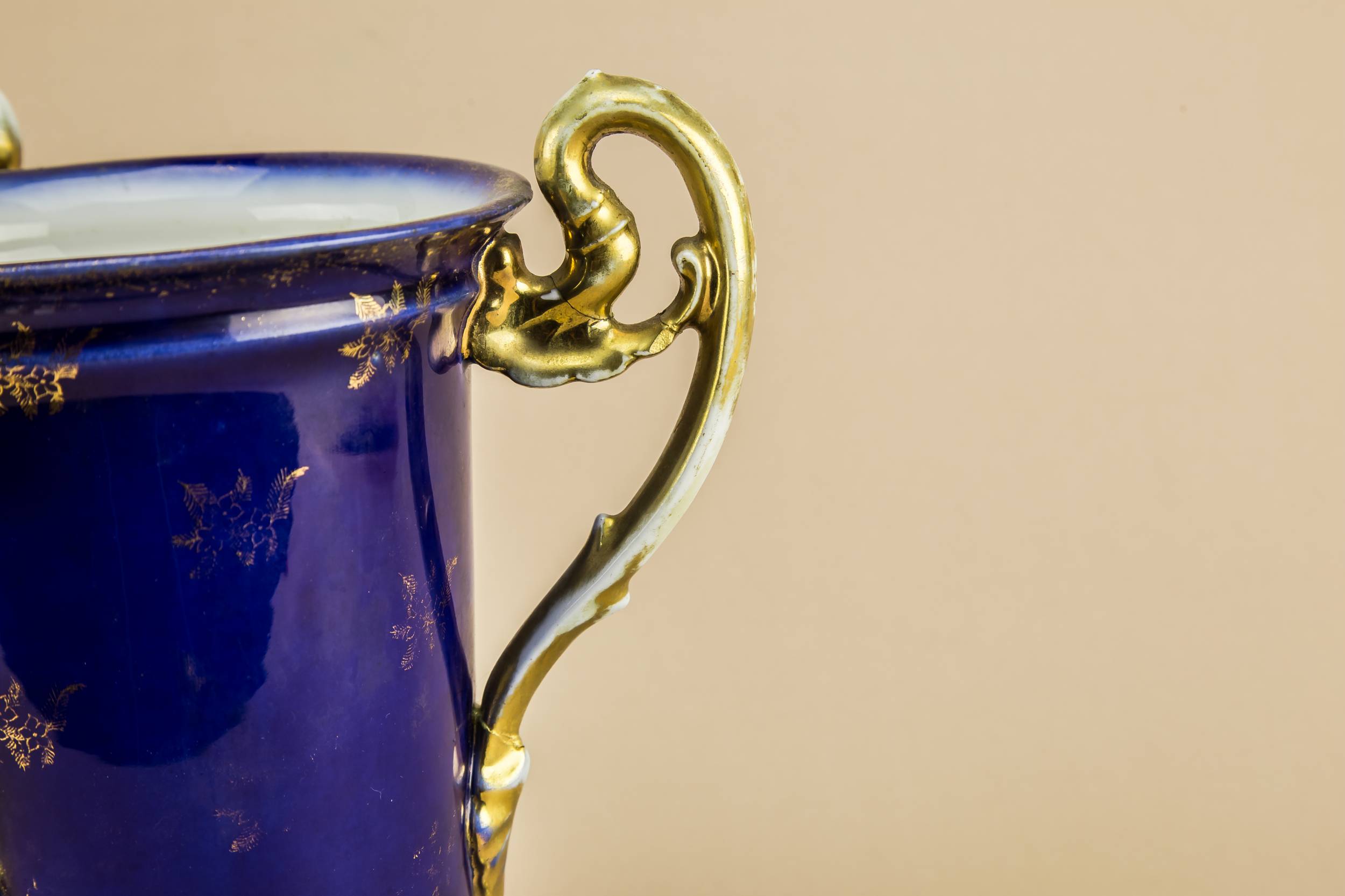 Victorian Antique Blue — Gilded blue vase 2