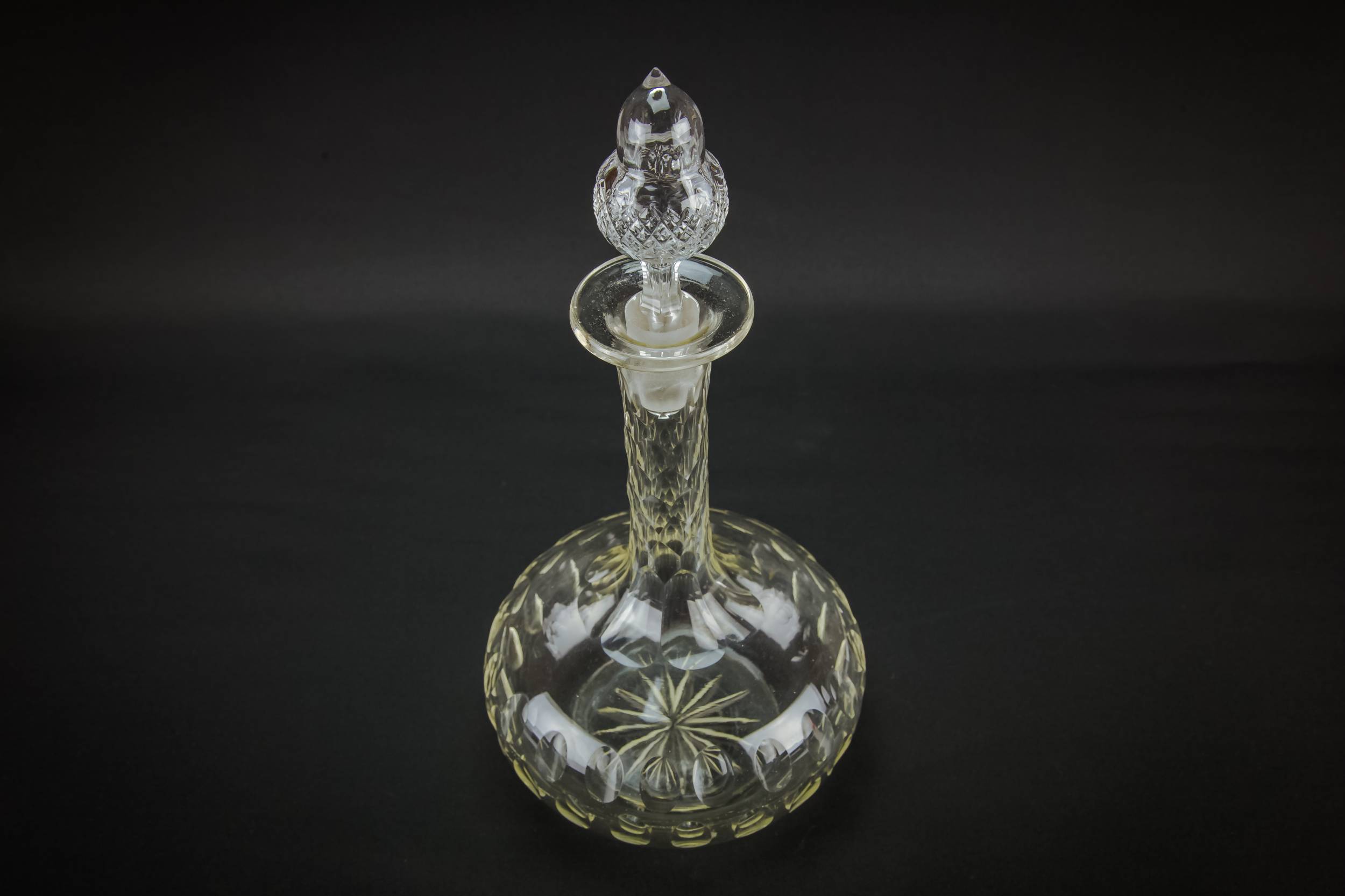 Cut Glass Antique — Cut glass wine decanter 3