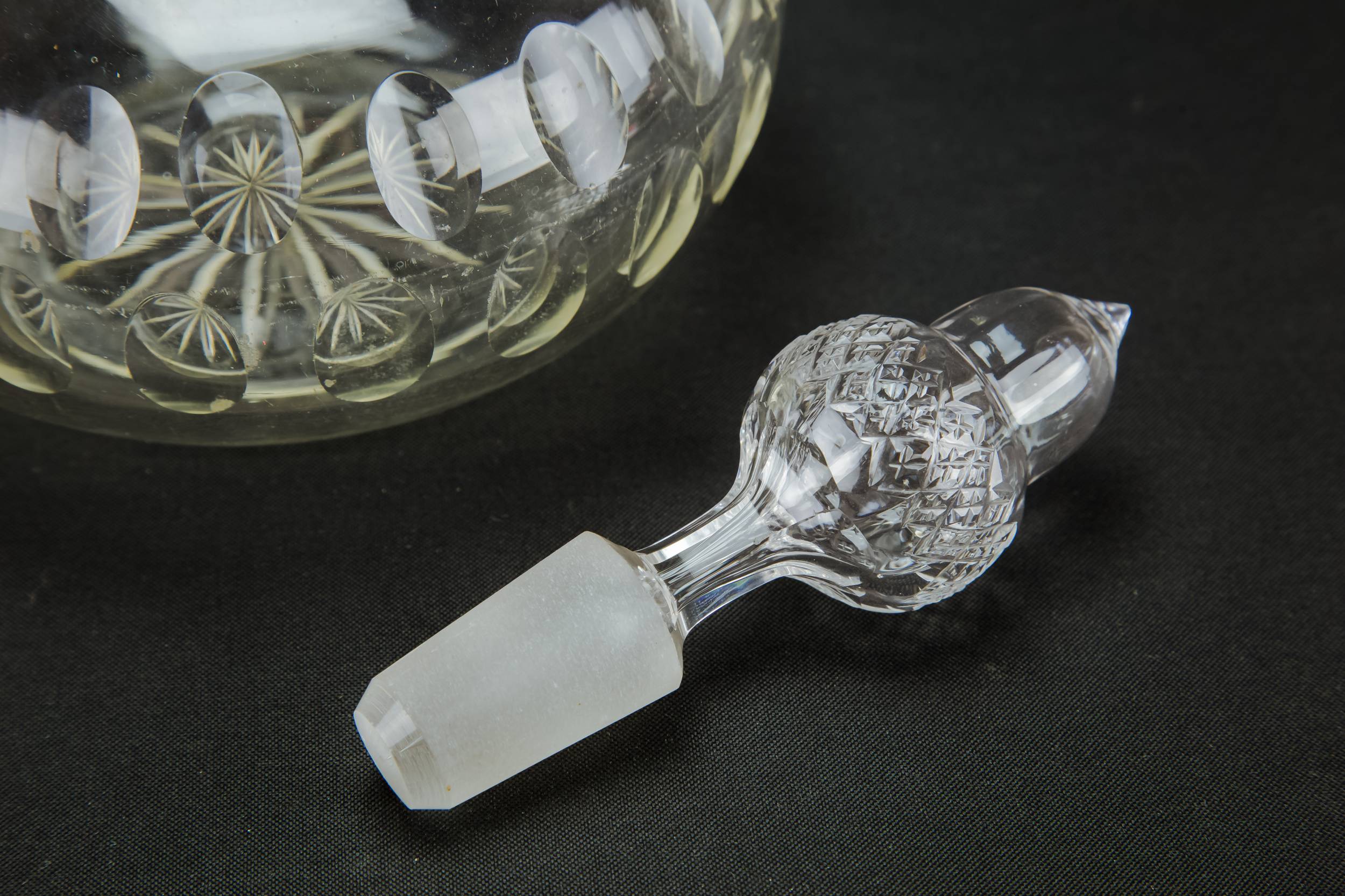 Cut Glass Antique — Cut glass wine decanter 1