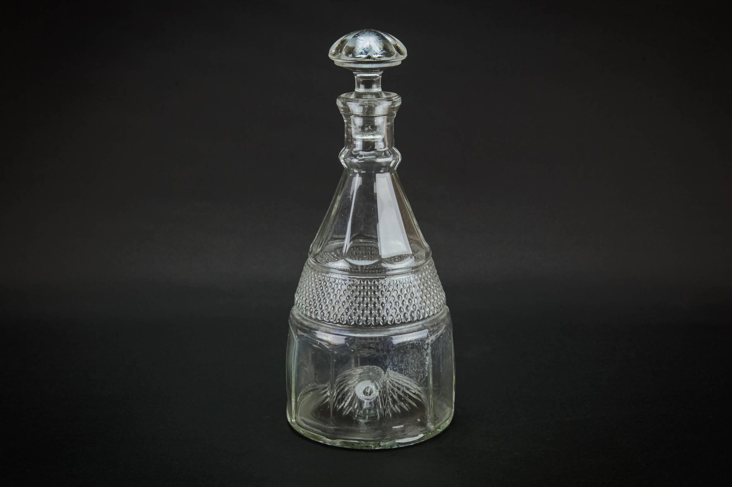 Moulded Glass Tapered — Tapered decanter