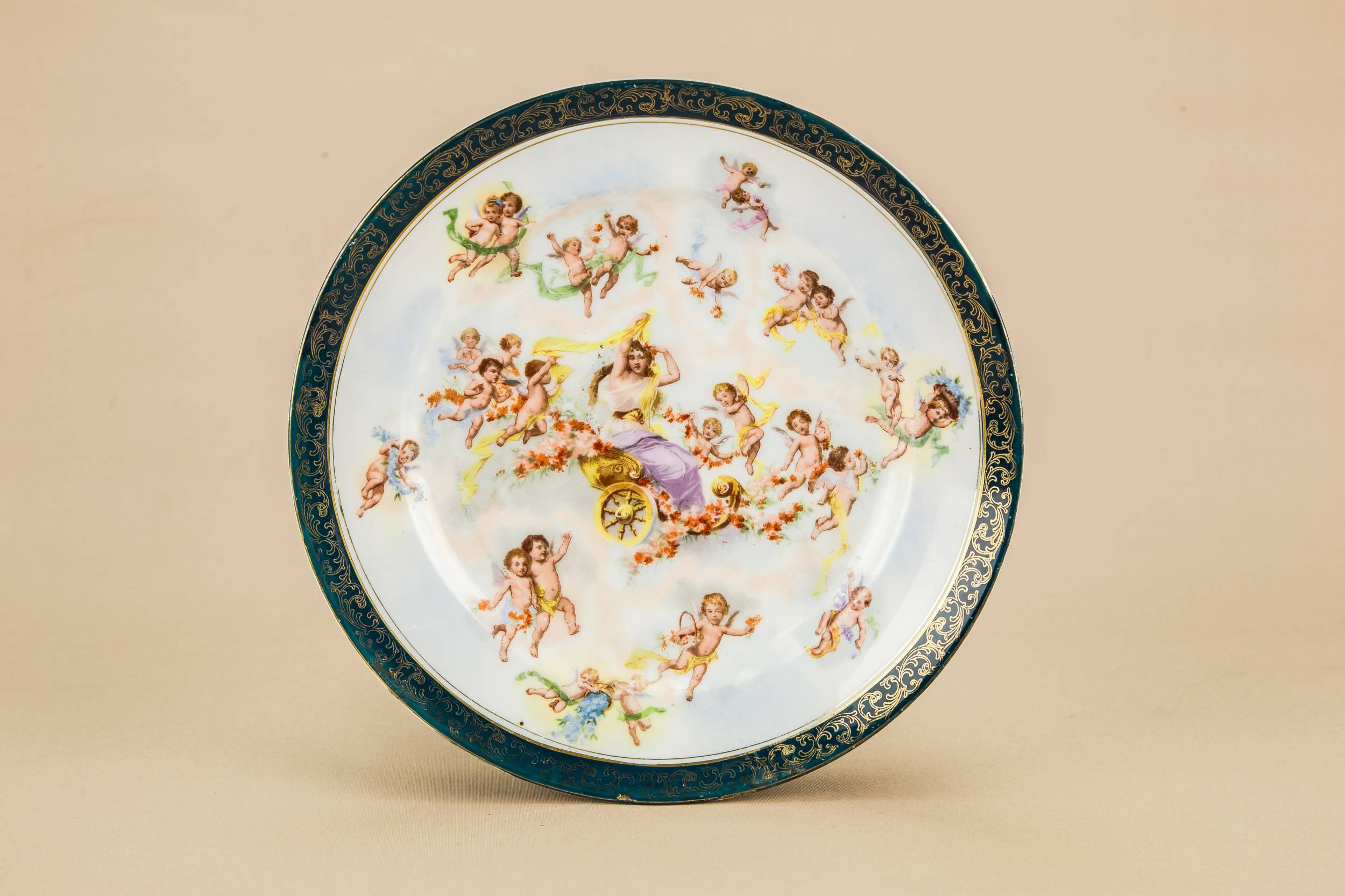 Elegant Porcelain Putti — Porcelain cake plate