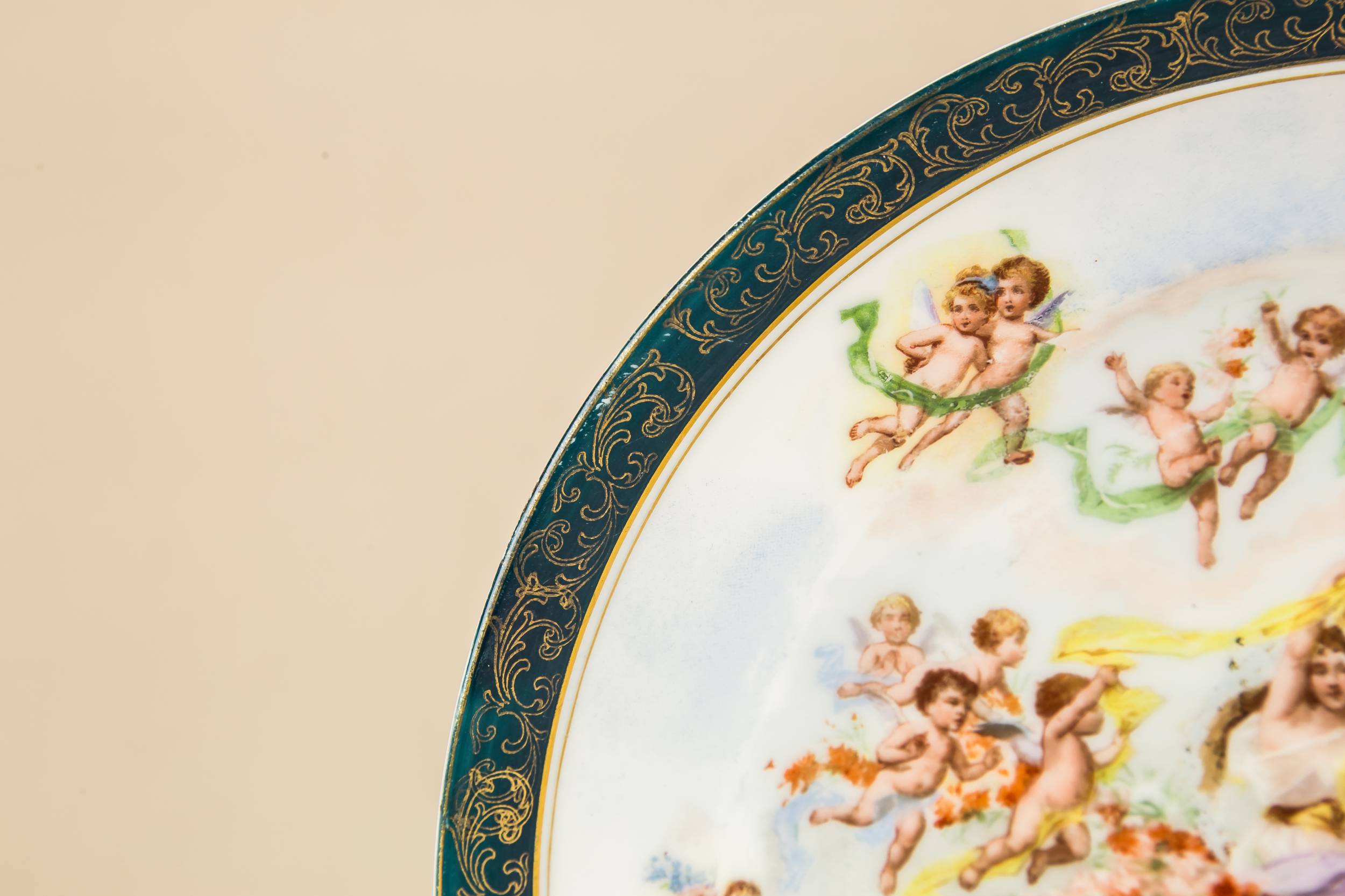 Elegant Porcelain Putti — Porcelain cake plate 1